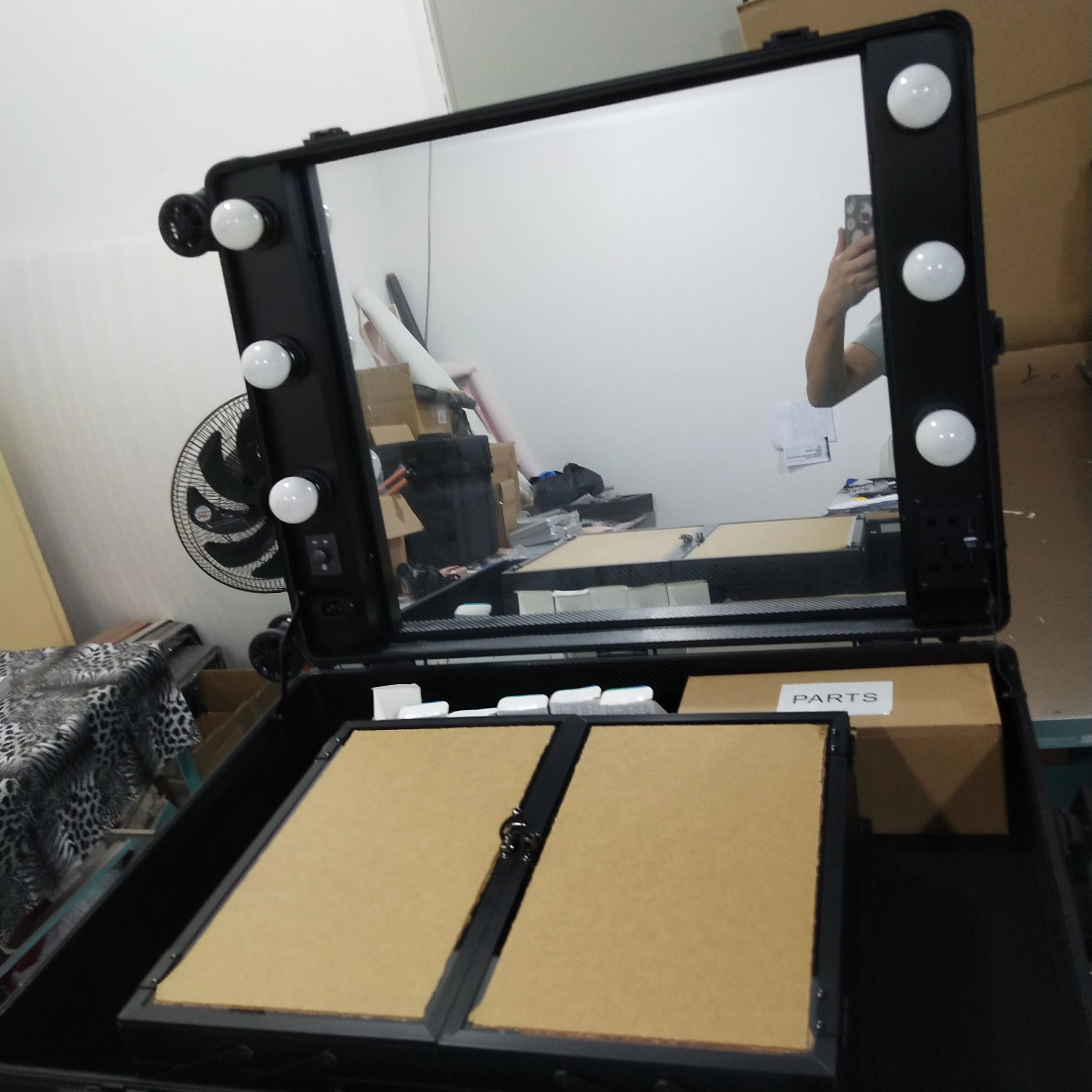 2022 New Hot Sale Make Up Cosmetic Box Train Trolley Case Metal Case Packaging with Handle