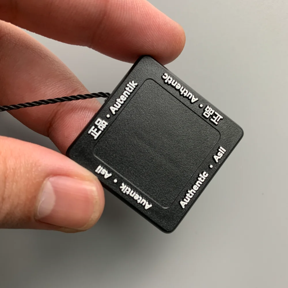 Custom New Design Embossed Logo Luxury Black Garment Plastic Hang Tag String for Clothing