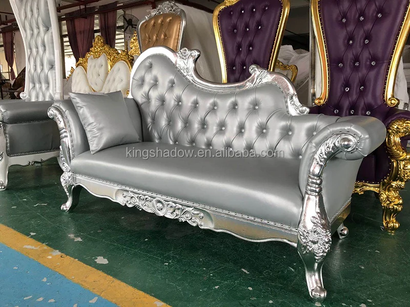 Винтажный и современный набор диванов для приема в гостиную