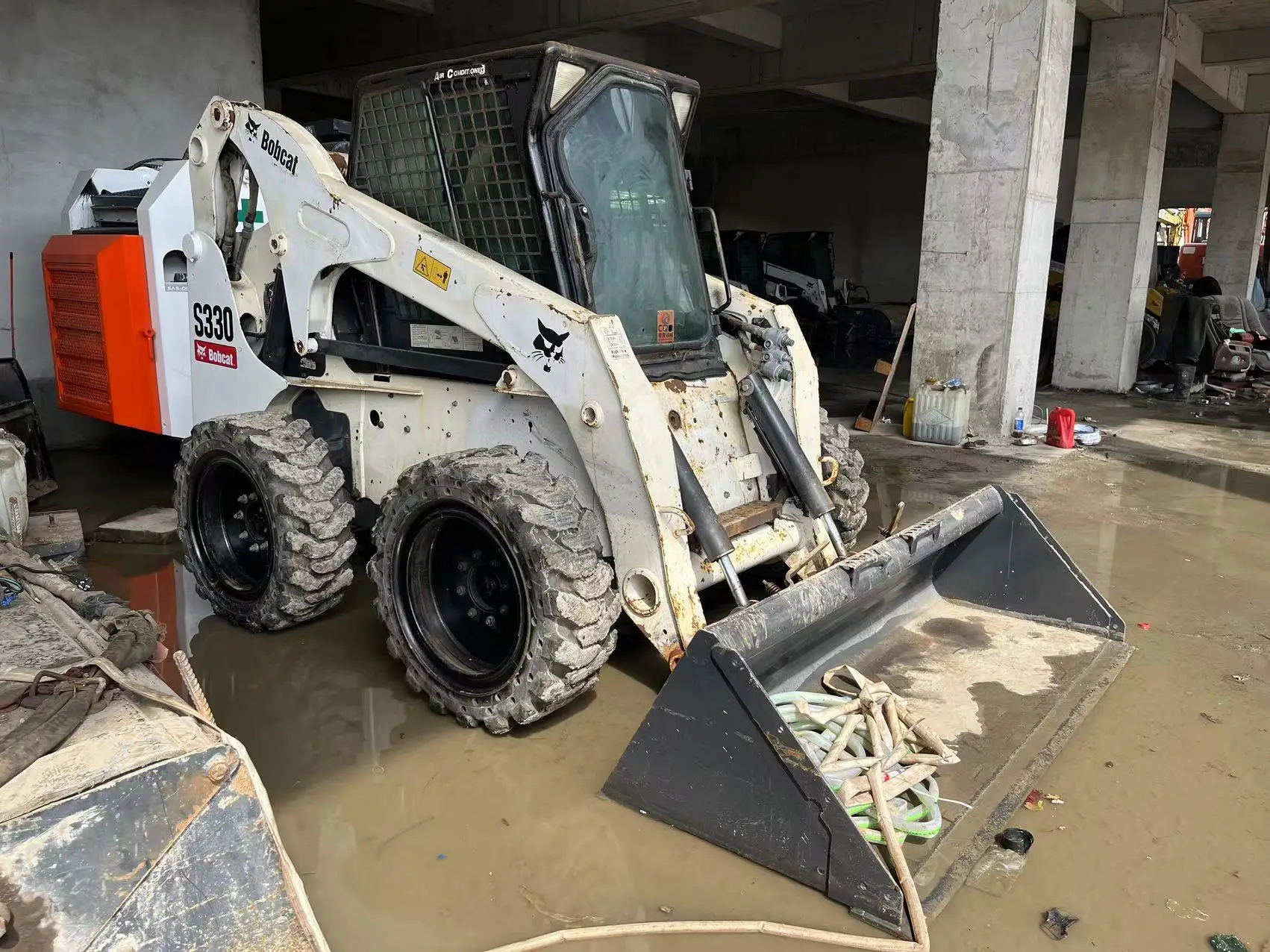 Second hand Bobcat compact skid steer loader classic model S300 S330 ready to ship