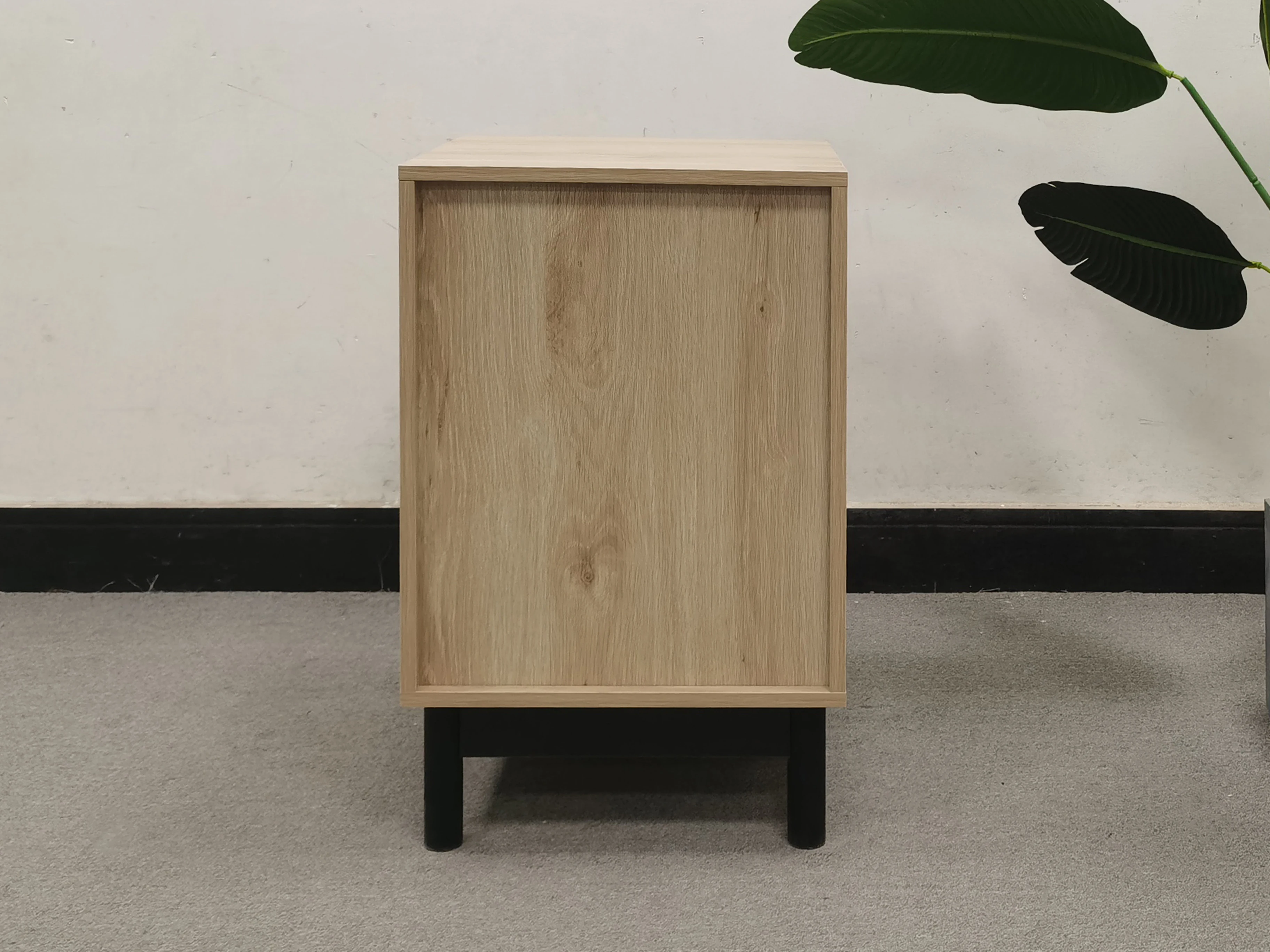 Современный дизайн Индивидуальный деревянный столик для кровати с бумажным плетеным ящиком из ротанга и дверной тумбочкой