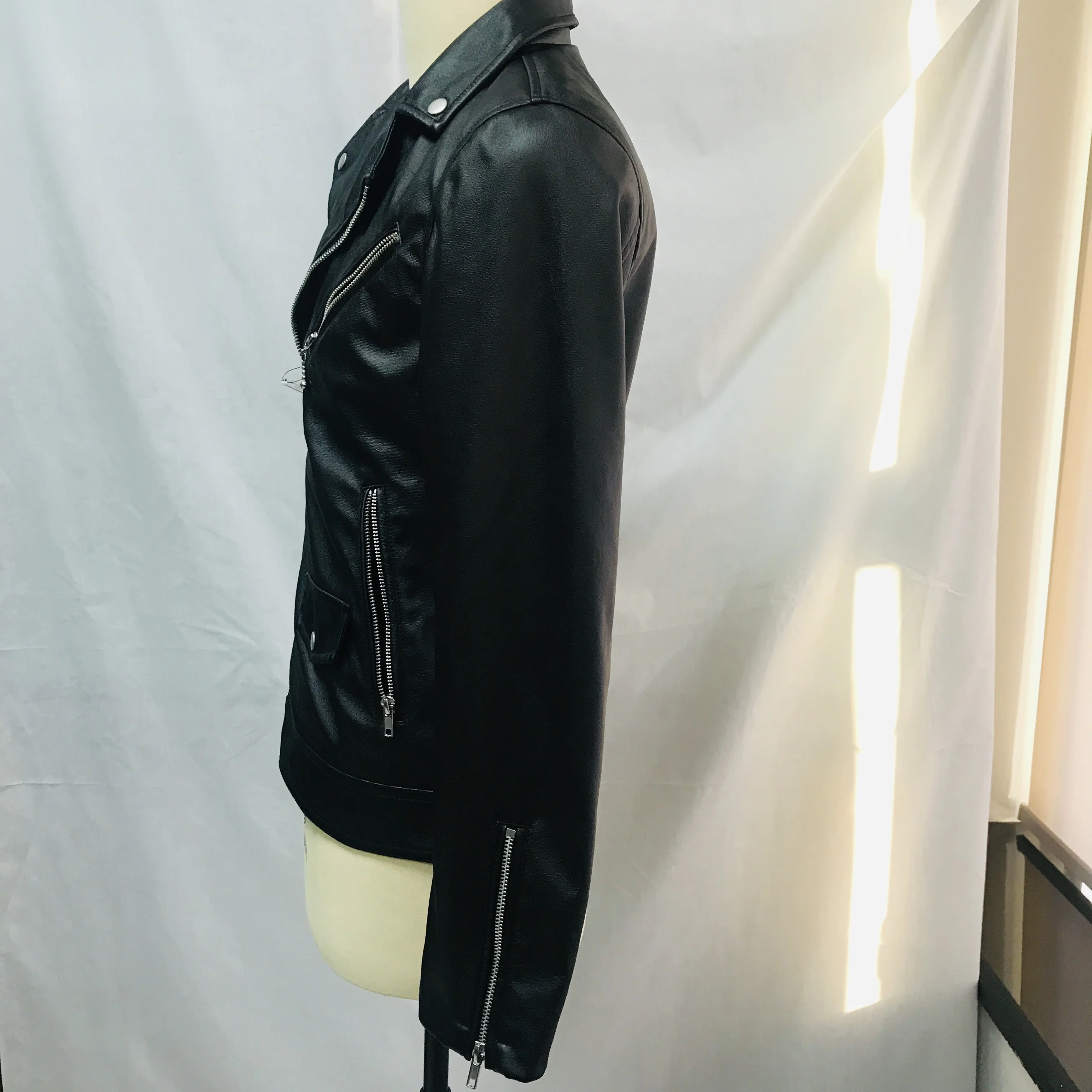 Сделанная на заказ в Китае женская короткая черная кожаная куртка с отложным воротником Куртки из искусственной кожи для девочек