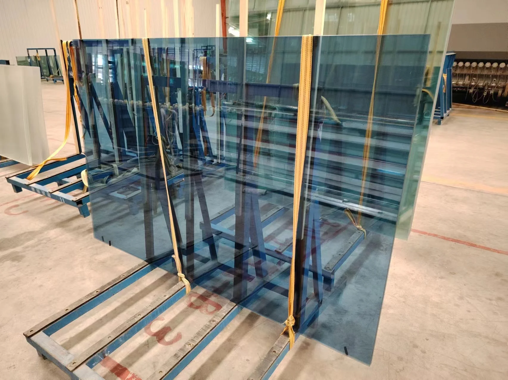 China Factory sales high-quality Fine Polished Edge  Blue/Black Tinted Reflective Tempered Building Glass.