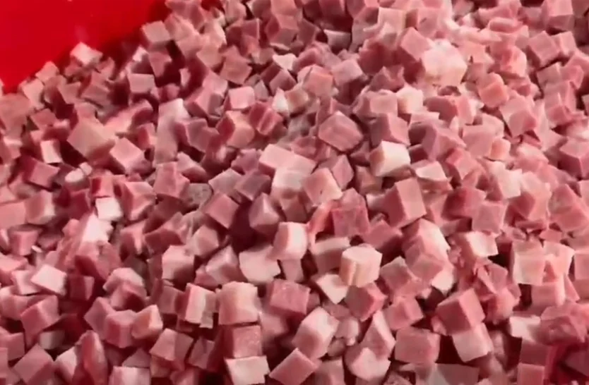 Good Cubes Output Fresh and Frozen Chicken Meat Banana Fruit Dicing Cutting Machine with Discharging Belt Conveyor