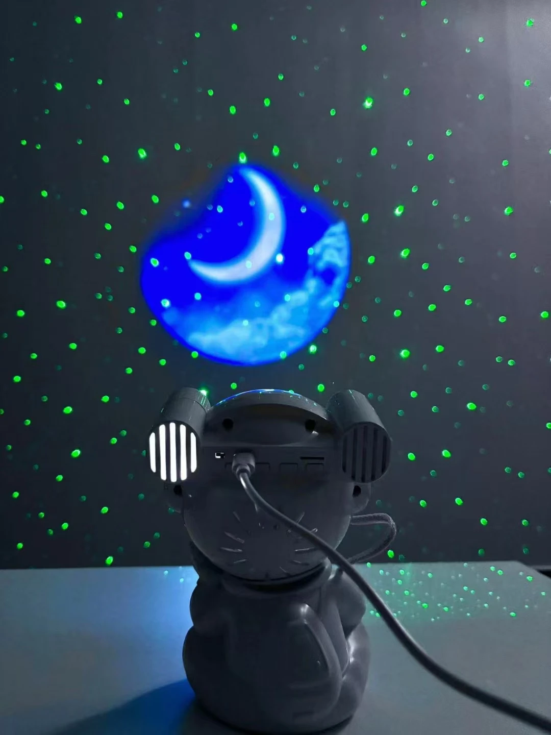 Popular Sitting Astronaut Multi-color Pattern Star Projector LED Night Light With Bluetooth Speaker