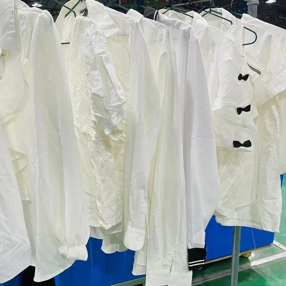 Оптовая продажа чистых подержанных белых рубашек женские белые рубашки очень популярны Подержанные одежды 58 кг во Вьетнаме