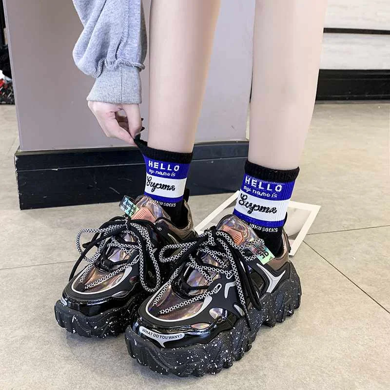 2021 модная женская повседневная обувь; Блестящие кроссовки на платформе с блестками; Цвет красный, серебристый; Теннисные кроссовки; Feminino zapatillas mujer; Не сужающиеся книзу массивные кроссовки