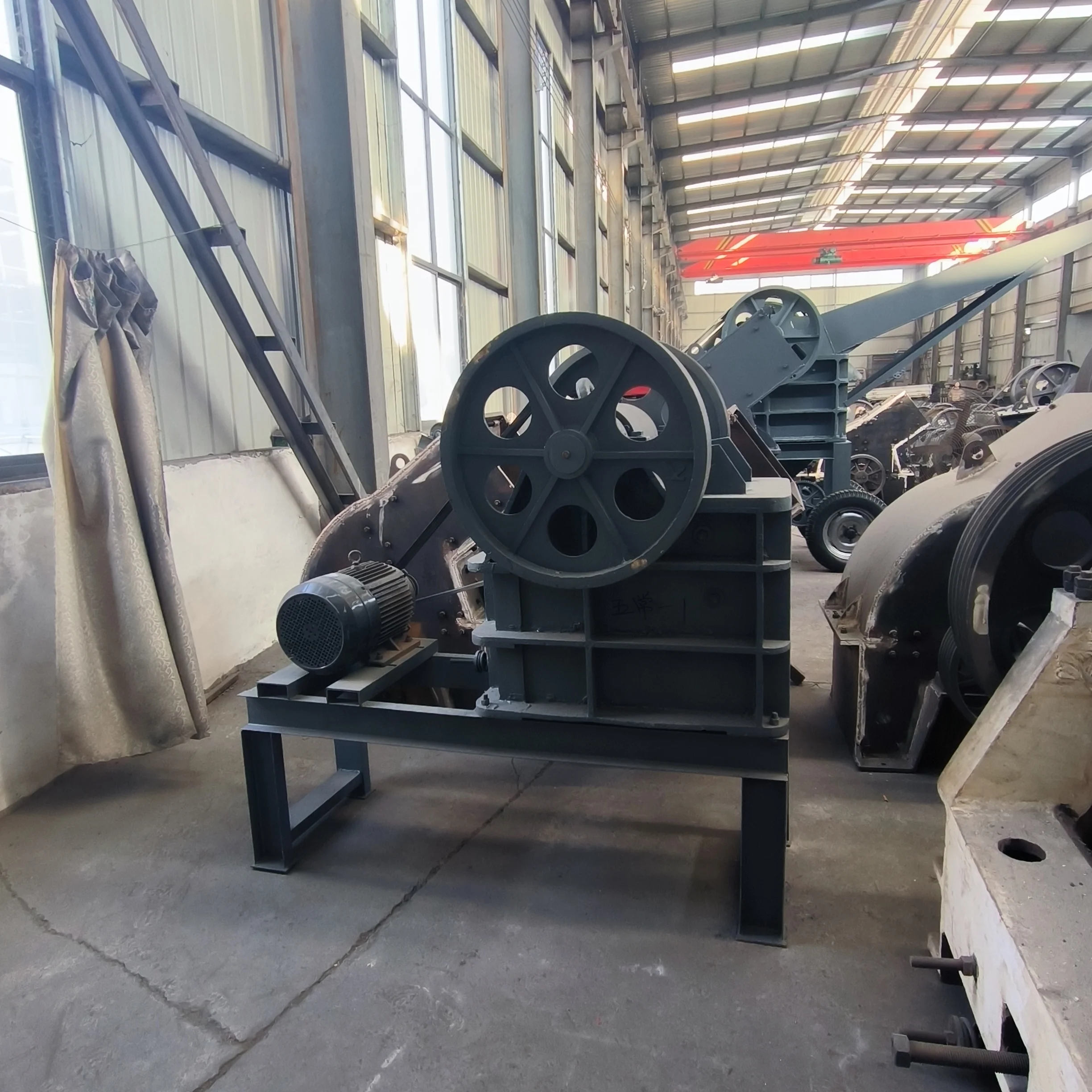 Машина для производства золотой руды дизельная Щековая гусеничная портативная каменная дробилка