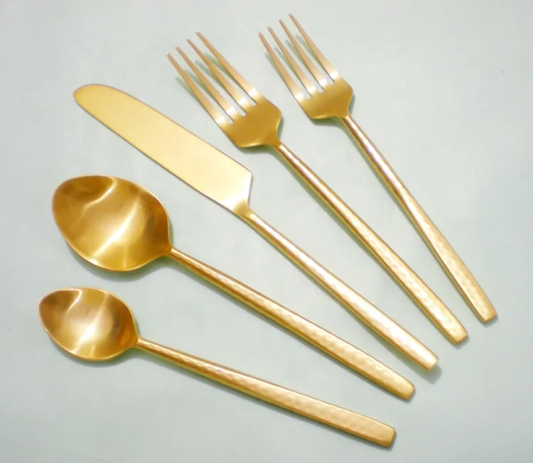 
Золотые столовые приборы 