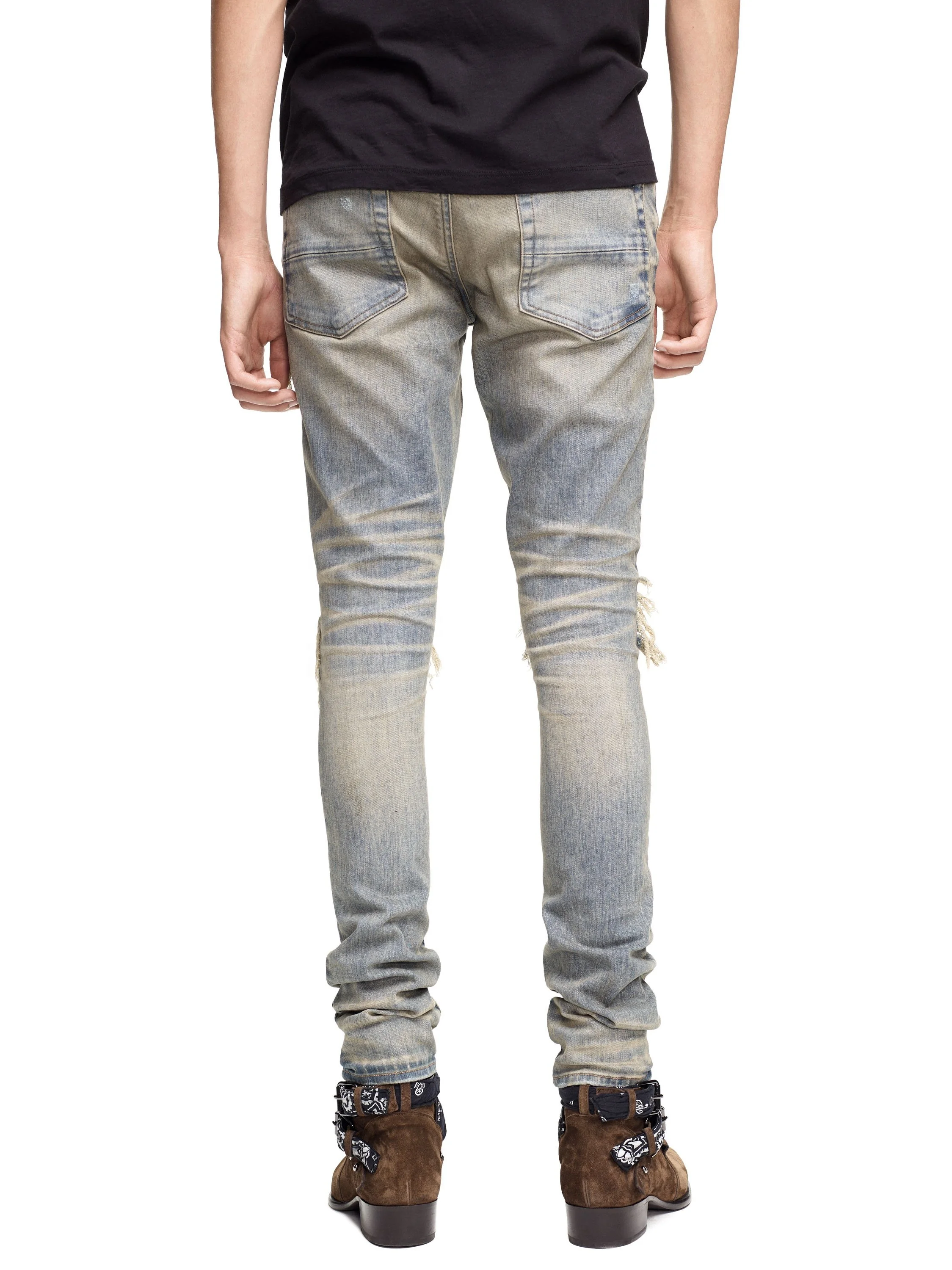 Винтажная бандана на коленях