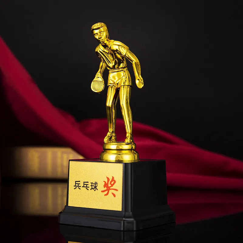 Лидер продаж недорогой Блестящий Золотой пластиковый Звездный трофей на черной основе с логотипом индивидуальной гравировкой