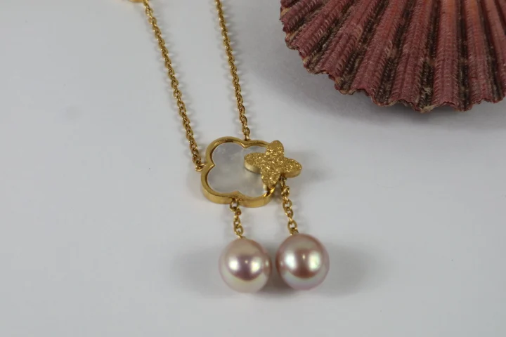 Clover Necklace Luxurious Natural Freshwater Pearls Color Excellent Shine Material Is Stainless Steel 18K Gold Plated