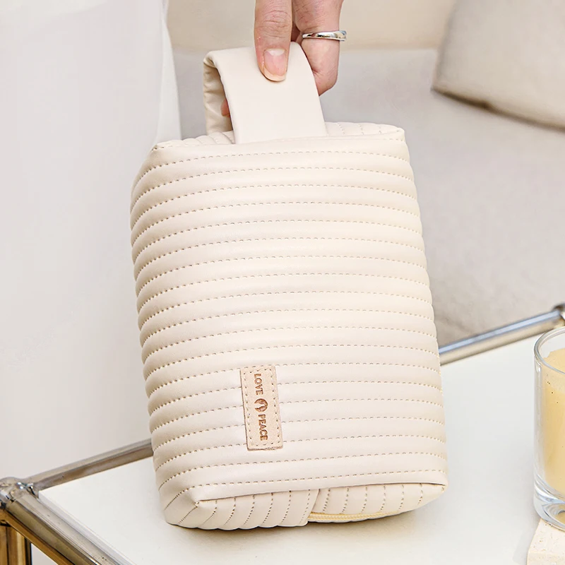2023 Small PU Quilted Cosmetic Bag potable Travel pouches elegant makeup organizer for Women and Girls