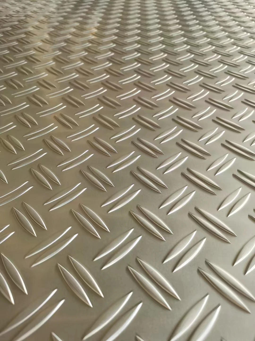 Gold Colour 5754 5052 Anodized Aluminium Checkered Plates Anti Slip For Stairs Flooring