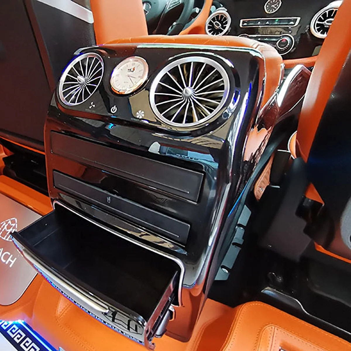 Upgraded luxury central handrail table is suitable for Mercedes-Benz Vito V-class with unlimited charging refrigerator enclosure