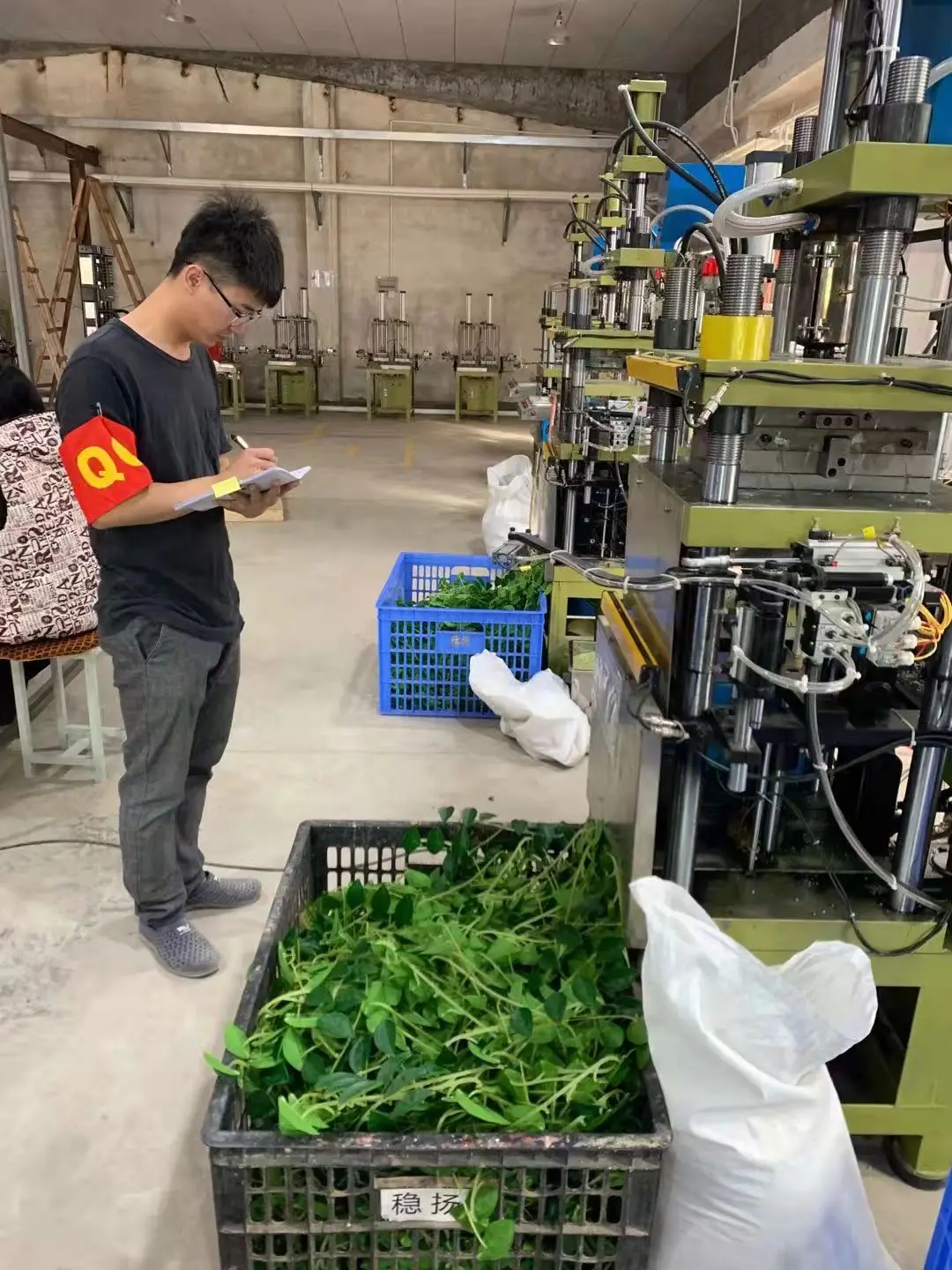 wholesale pe large pvc outdoor flocked  artificial  tree felt christmas tree large decoration ornaments