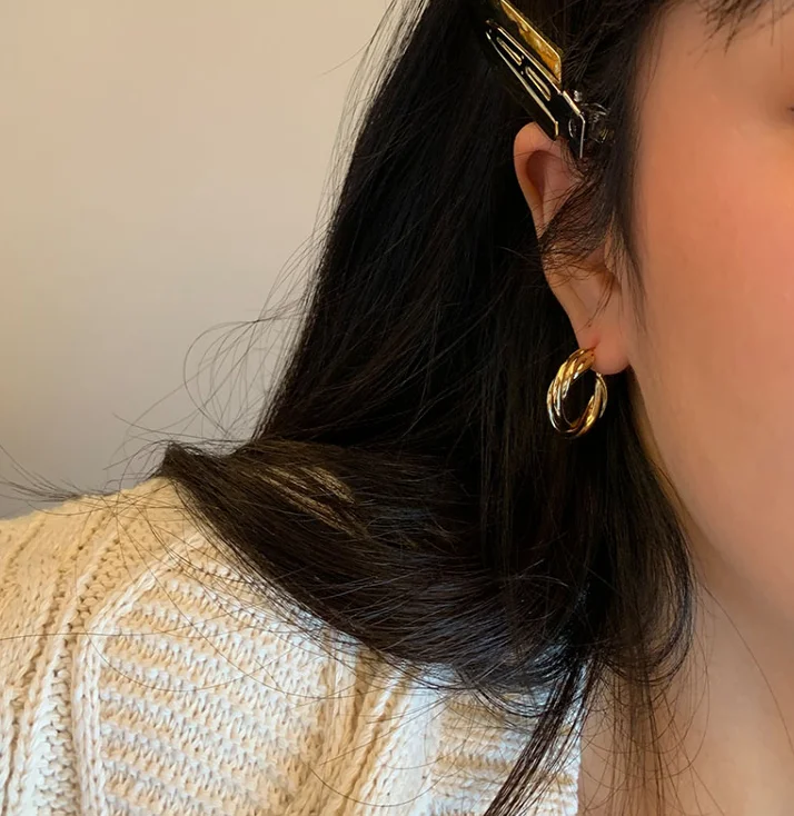 Европейская мода для женщин ювелирные изделия из золота 18 карат витой Хооп Серьги гипоаллергенные из нержавеющей стали переплетенные серьги-кольца