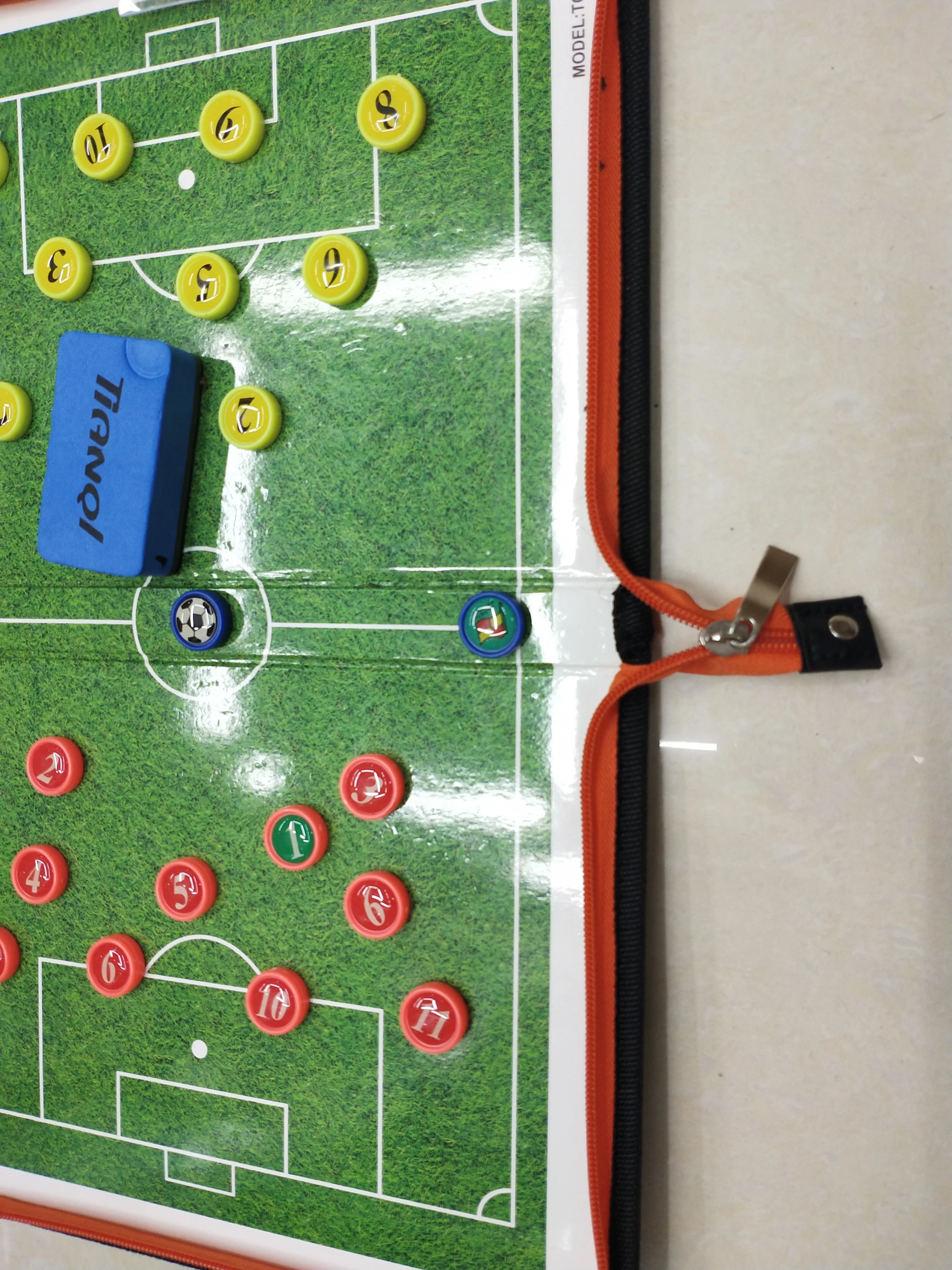 folding portable magnetic football soccer coaching tactics board with zip strategy teaching clipboard with eraser and marker pen