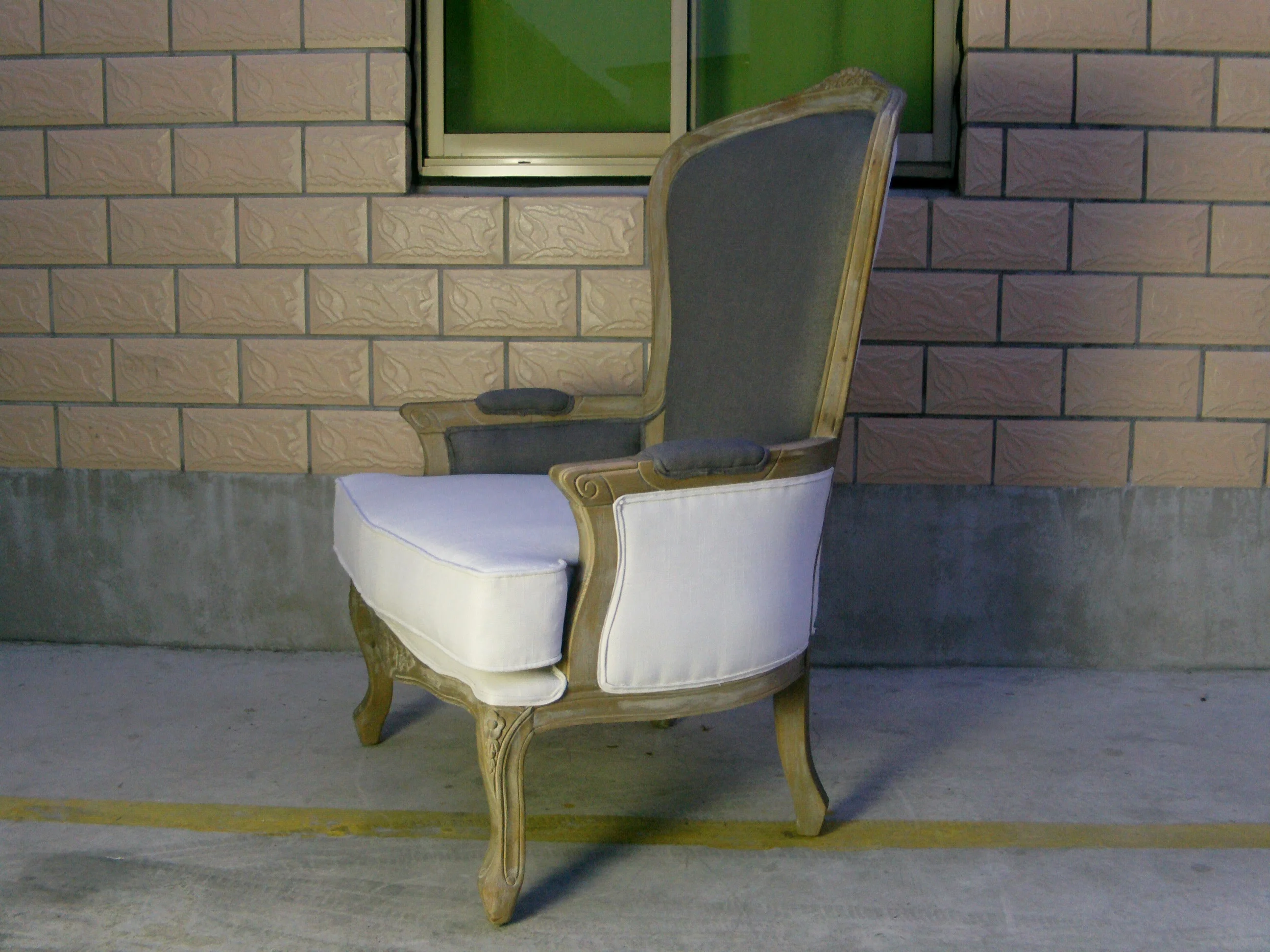 Hot Sale Wedding Living Room Furniture Upholstered Solid Wood Oak Fabric Leg Gardening Armchair Wedding Sofa for Bride and Groom