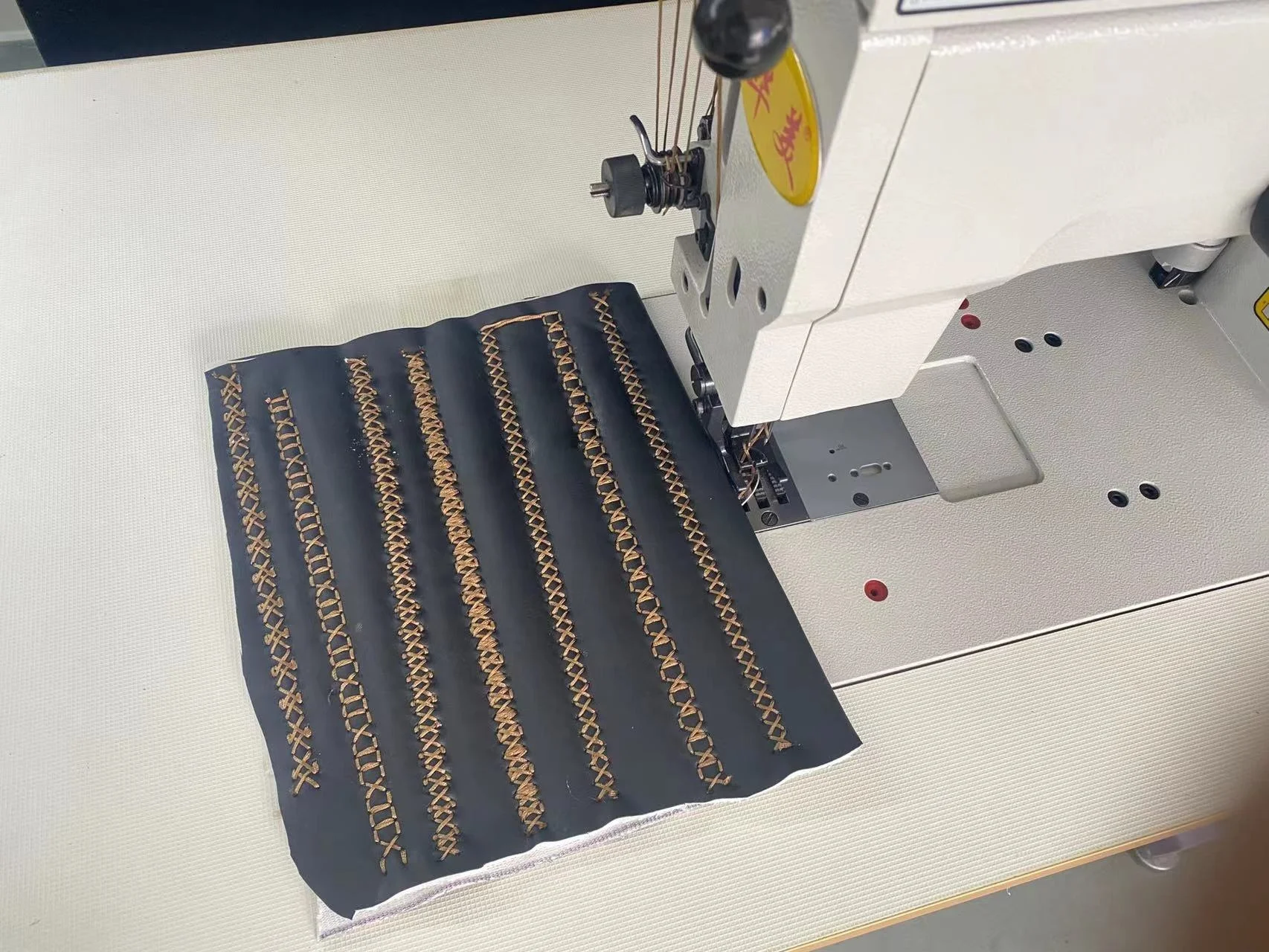 HUAMEI hot sale computer industrial sewing machine double needle heavy duty sofa machine