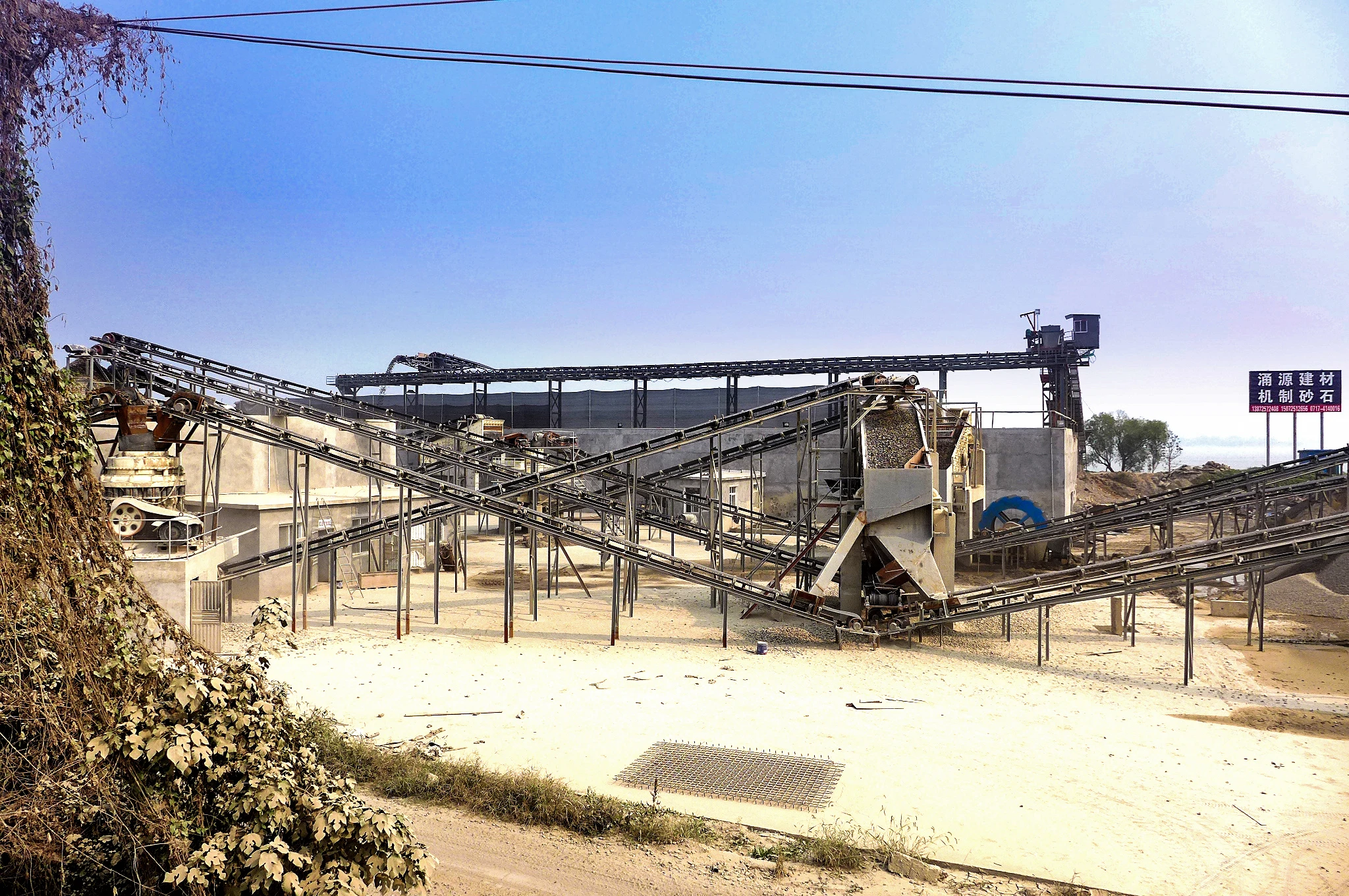 Mobile Rock Crusher Crushing Line 150TPH Stationary Hard Rock Granite Stone Ore Jaw Crusher and Cone Crusher Plant