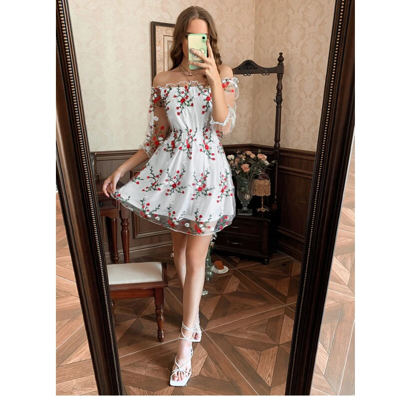 Женское мини-платье из органзы, с открытыми плечами и цветочной вышивкой