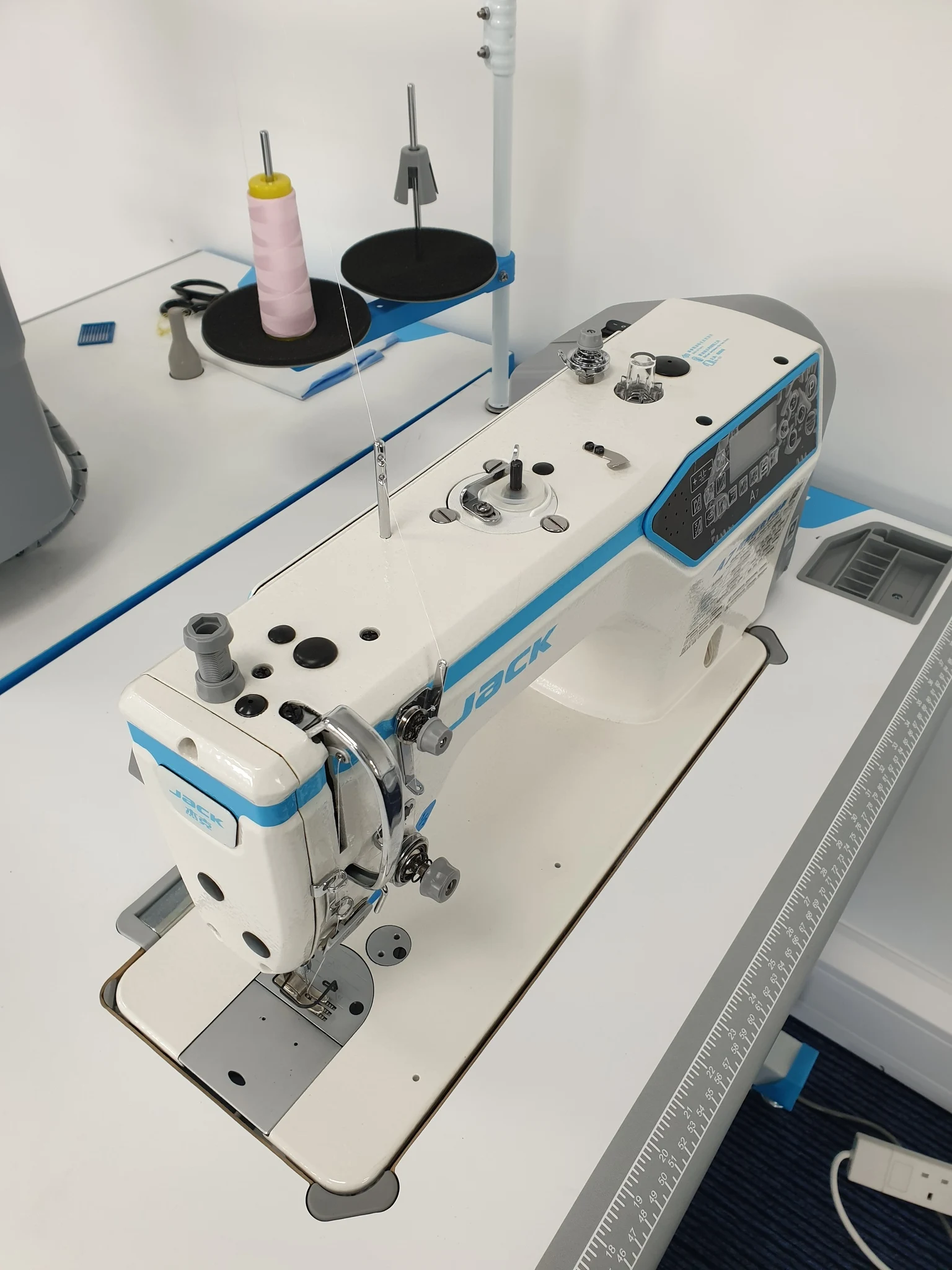 China No.1 brand High Advanced Lock Stitch Machine with Digital Feed Dog Movement and Extra Large Arm Semi-Dry Straight Stitch