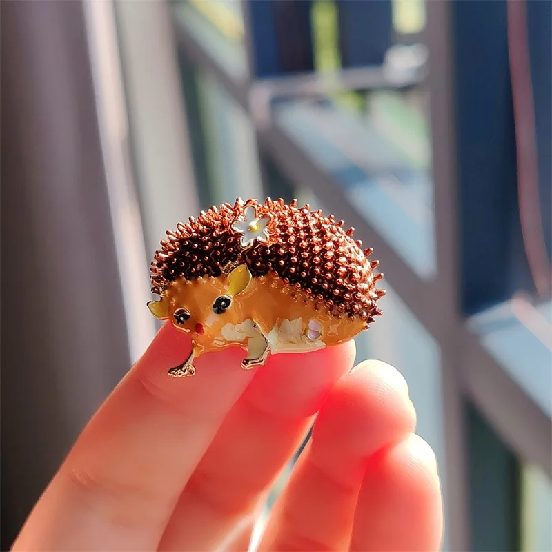 New Trendy Hedgehog Flower Brooch Pin Versatile Cartoon Painted Enamel Brooch Unisex High-End Personalized Metal Animal Brooches
