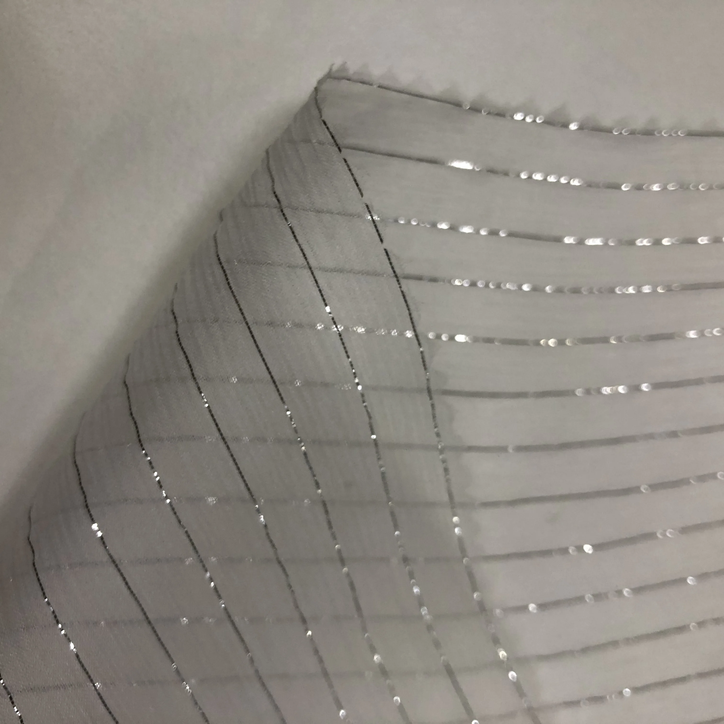 5 мм 100% чистый шелк шифон гофрированный ggt с серебряной Золотой люрексом ткань для женщин высокое качество одежды