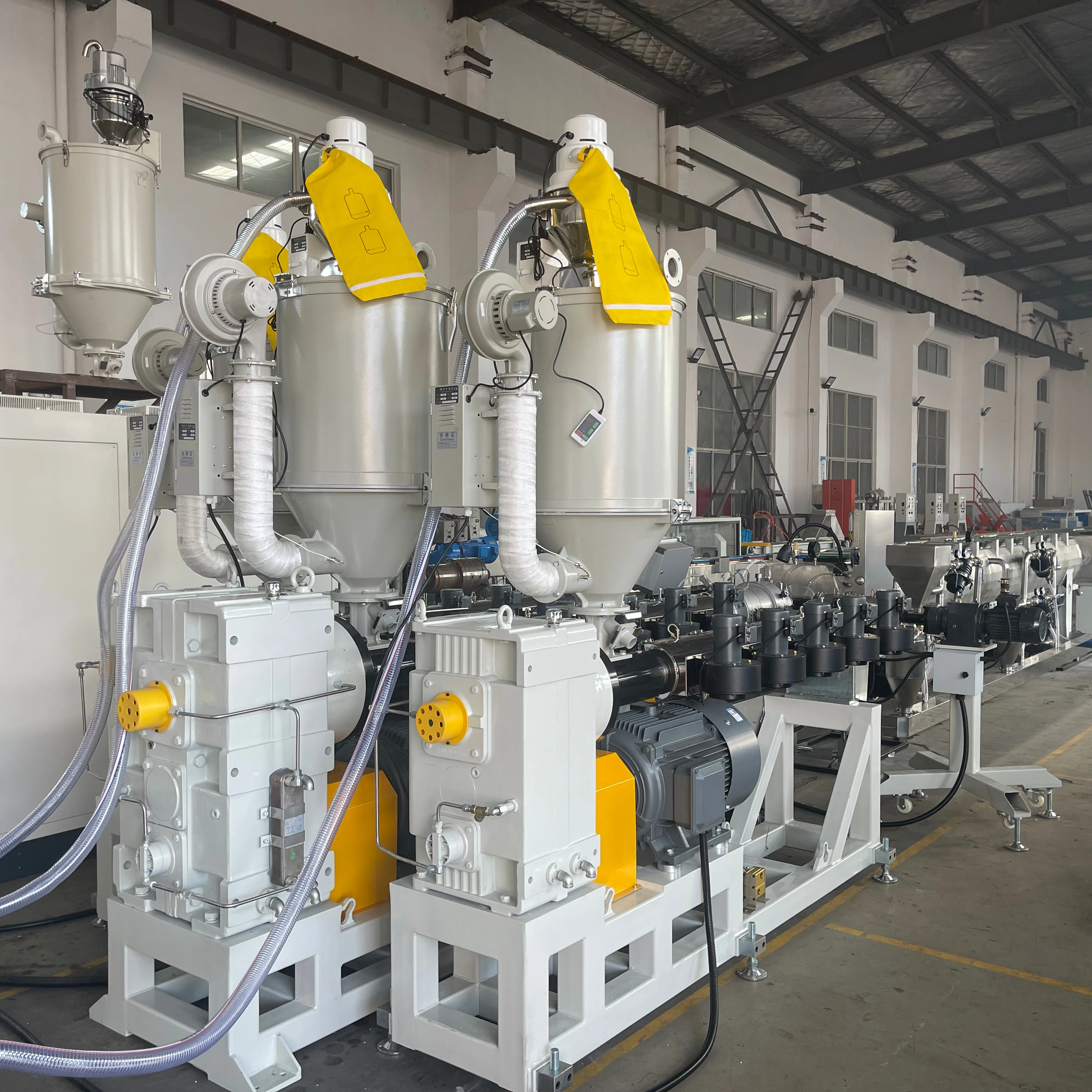 Vacuum feeder and hopper for full set single screw extrusion line