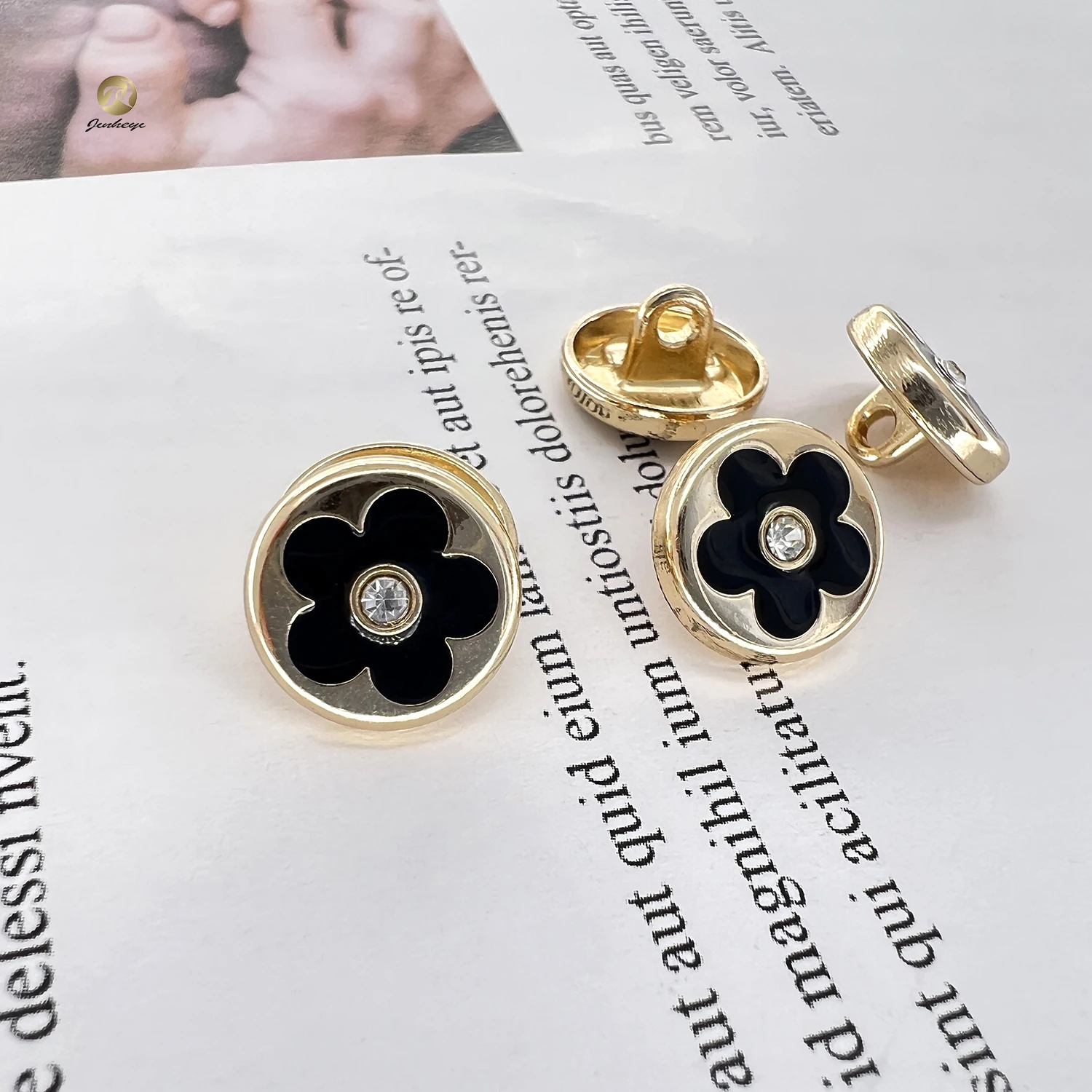 Customized Metal Shirt Buttons Golden Round Flower Logo Black Enamel Shirt Buttons