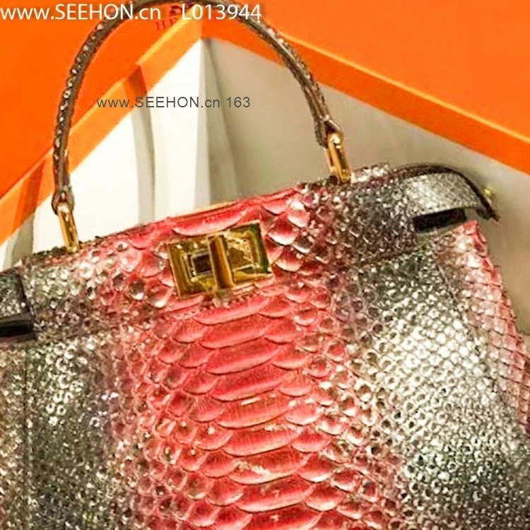 Elegant look, sturdy material crocodile leather, beautiful hide on business card cases