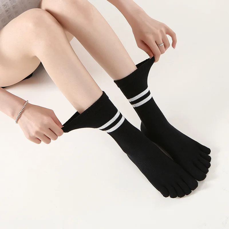 Custom non slip 5 finger toe socks thick cushioned  yoga pilates grip socks for women
