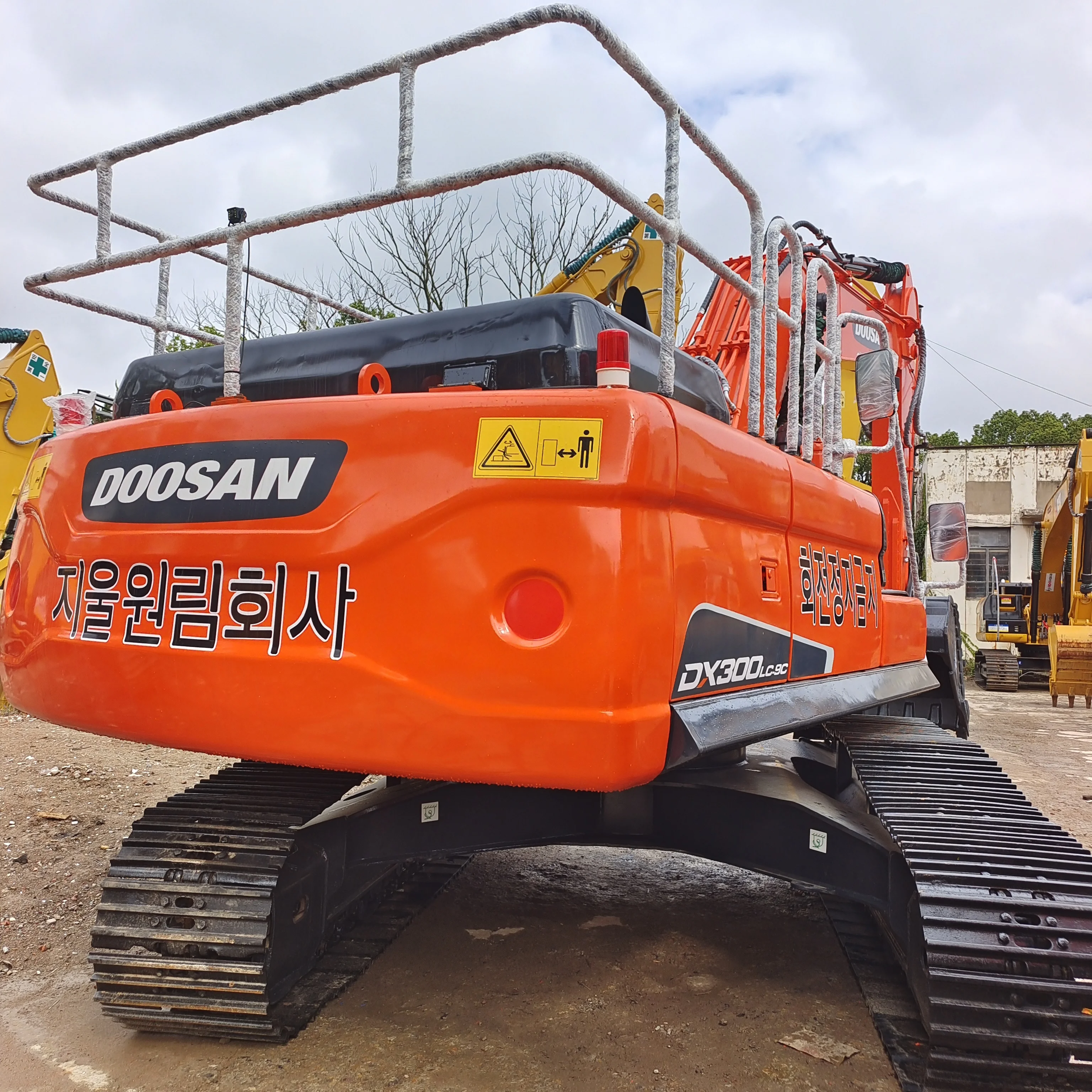 Б/у doosan DX300LC экскаватор