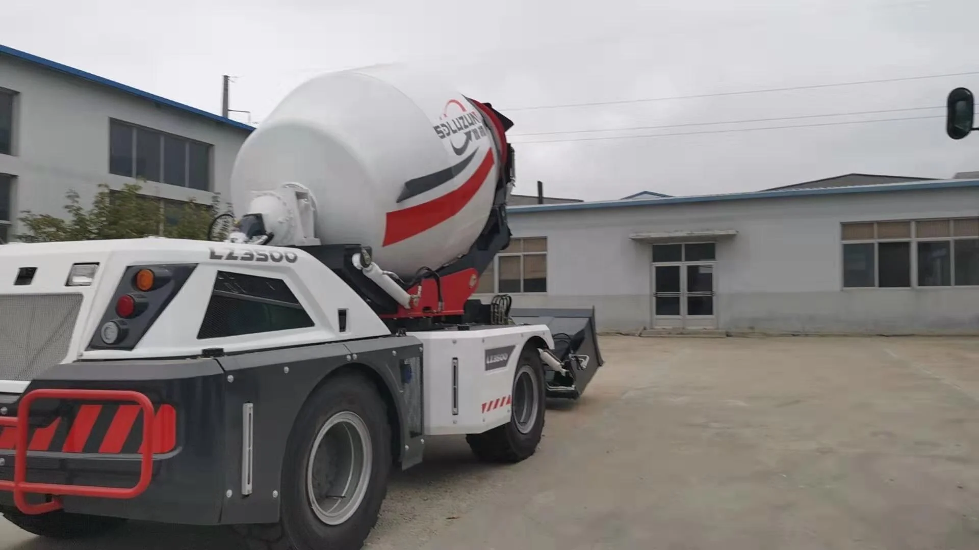 luzun professional factory 3.5cbm new design cheap price self-feeding mobile multi-function concrete mixer machine