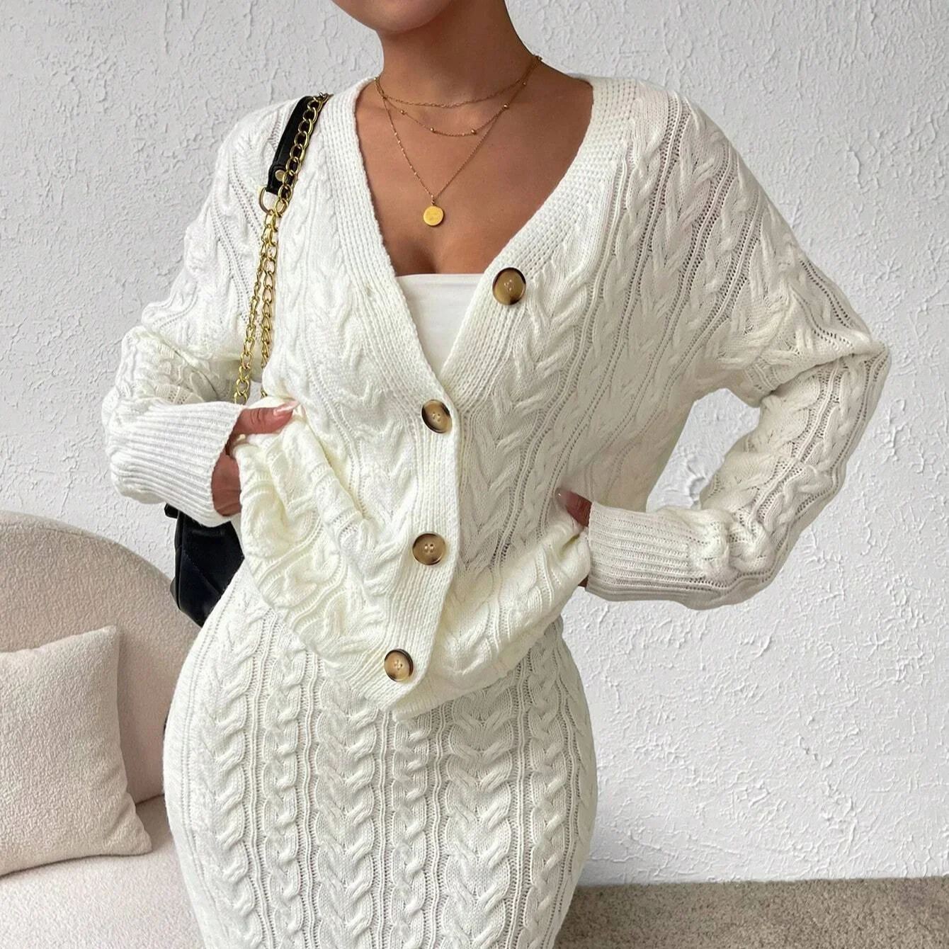 Женский трикотажный кардиган с V-образным вырезом