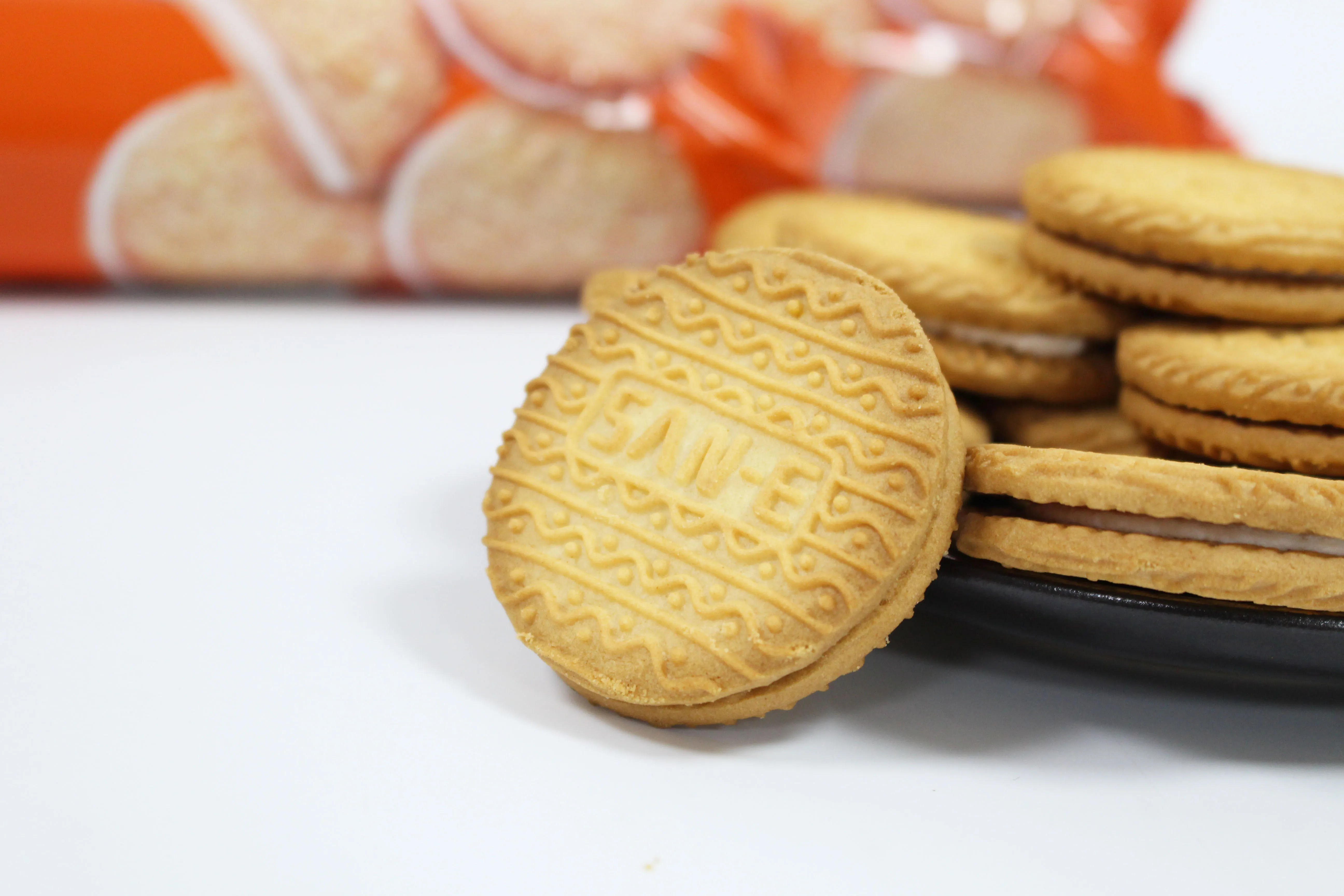 Wholesale manufacture 220g biscuits and cookies orange center filled biscuits sandwich cream cracker biscuits