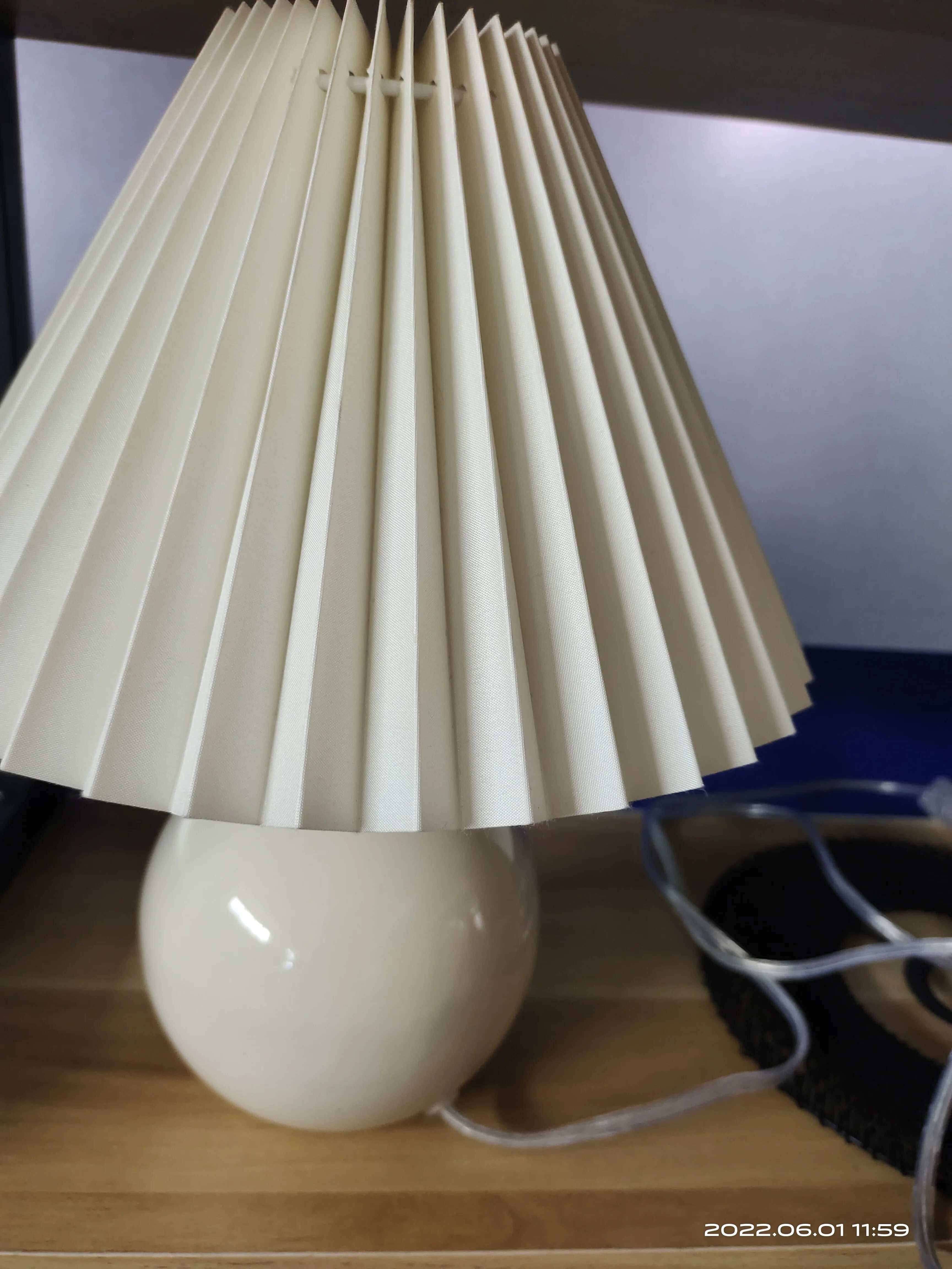 Creative Ceramic LED Simple Table Lamps  Modern Nordic Cute Pink Pleated Living Room Table Lamps