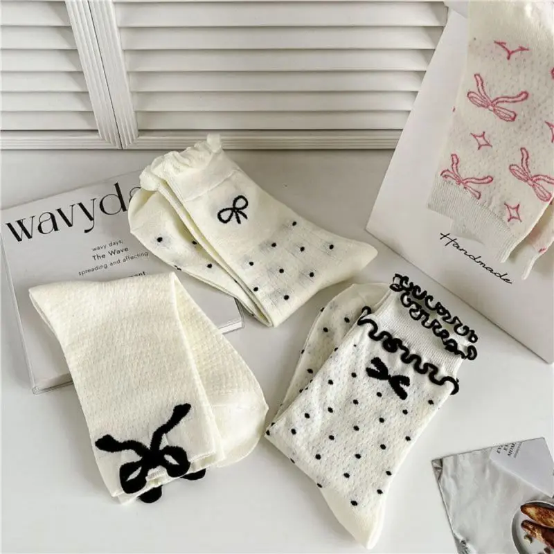 Wholesale hot selling style bow socks mid-tube socks thin wicking black and white socks