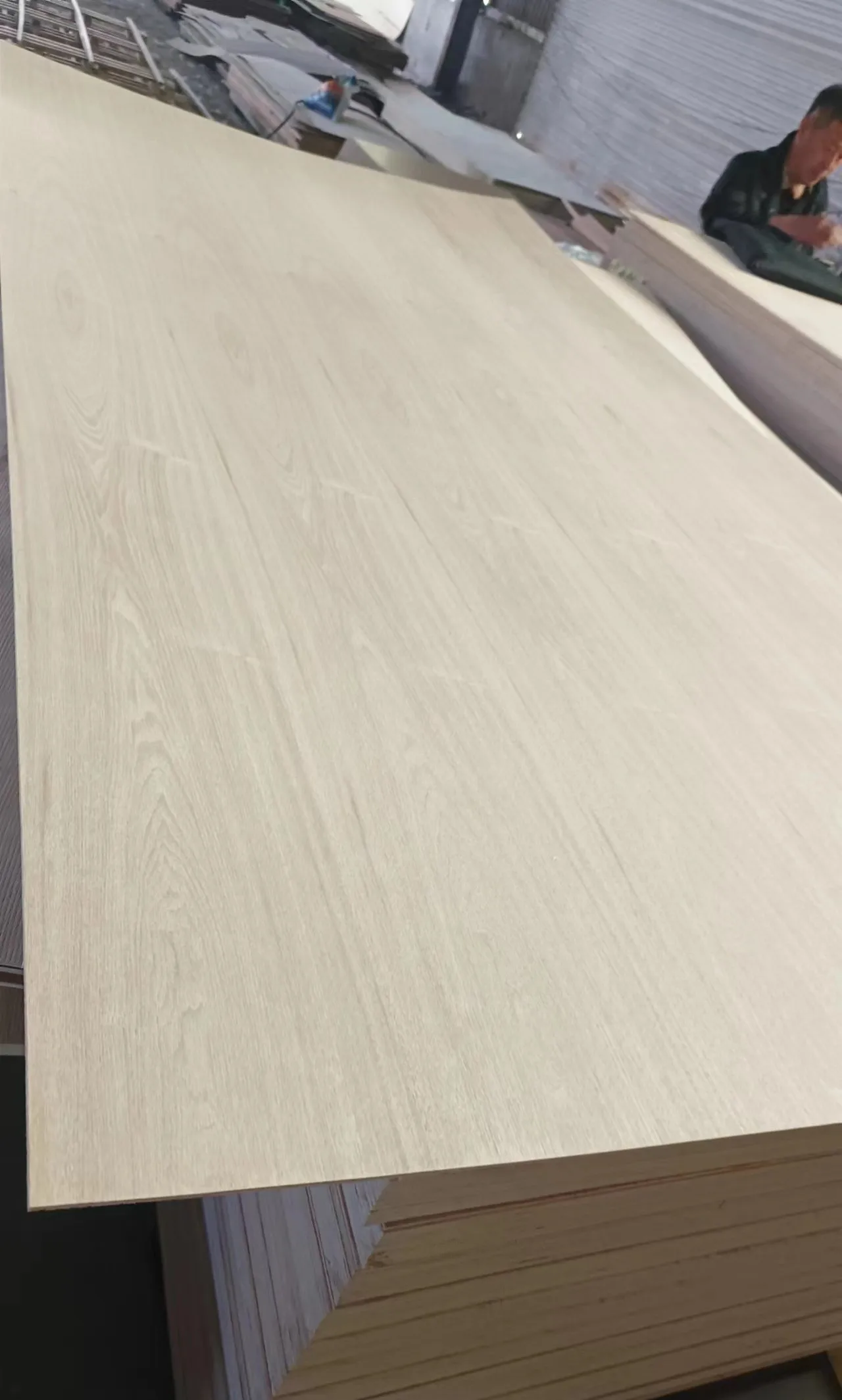 Linyi 1220*2440mm Decorative Natural Red Oak/Black Walnut/ Cherry / Tzalam Veneer Laminated Fancy Plywood Furniture Grade