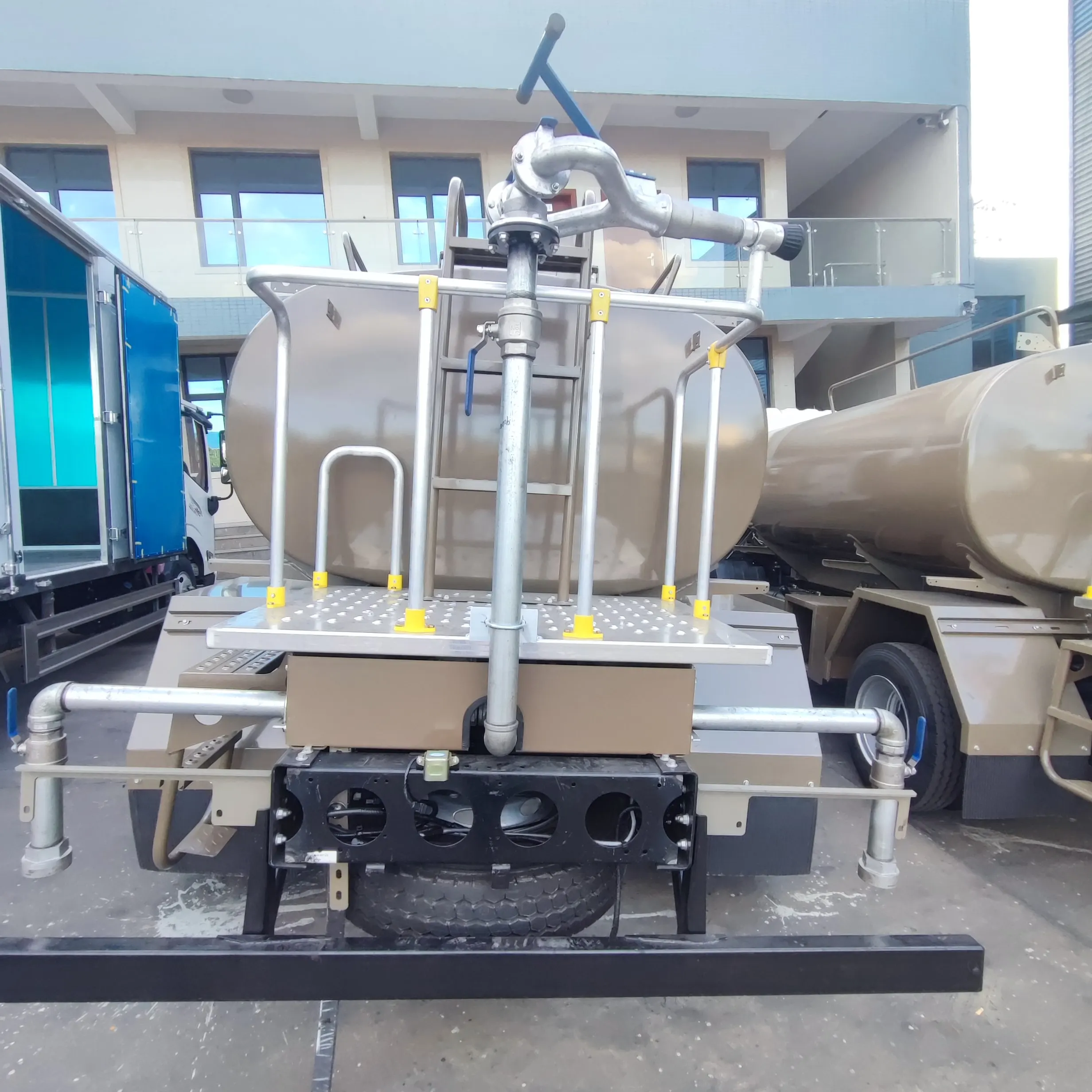 FAW Water Truck Low Price Water Transport Truck 6CBM Garden Greening Sprinklers Carbon Steel Sprinkler fire truck