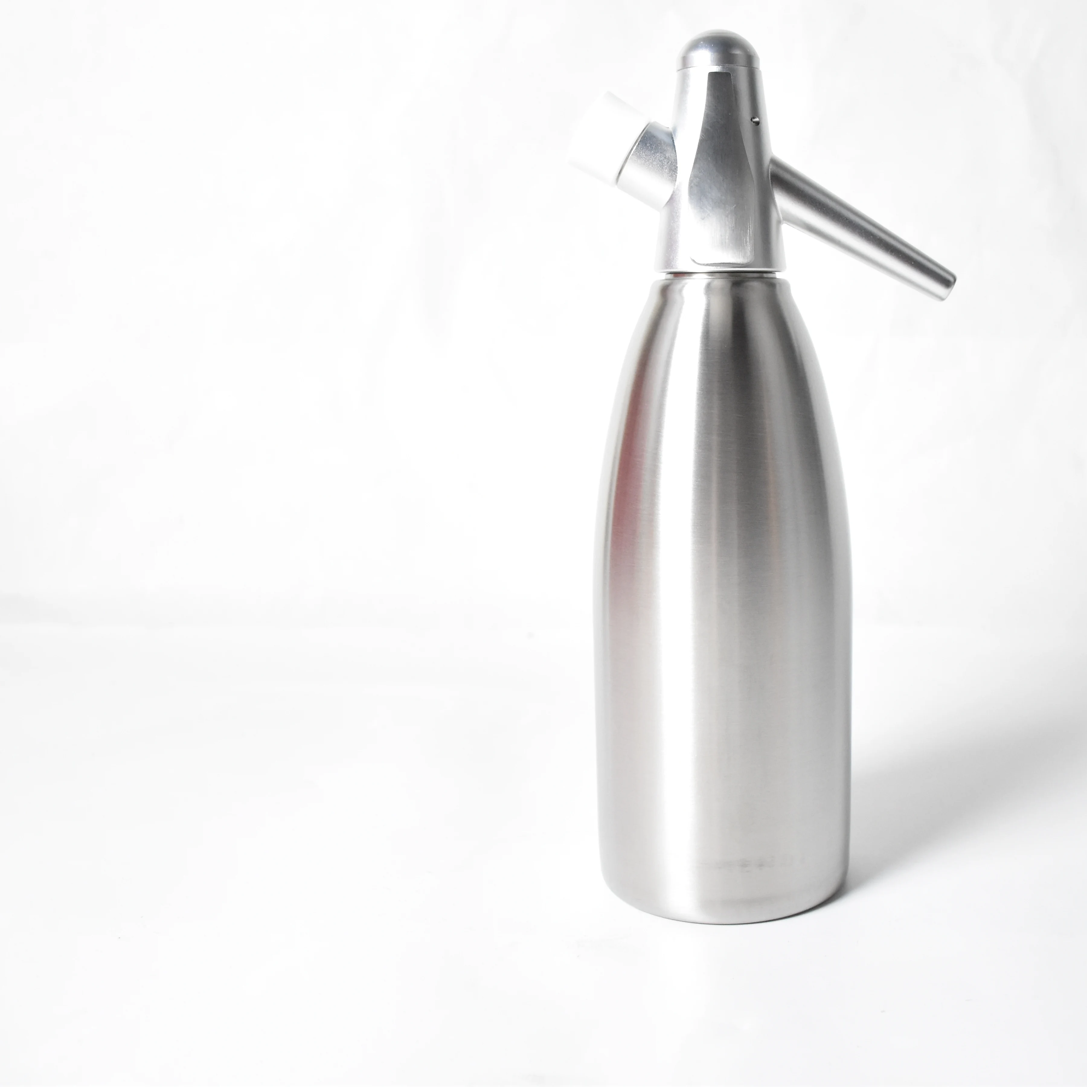 Professional manufacturer Customized Versatile Cost-effective Aluminum 2 pint  Soda Whipper Whip Soda Dispenser