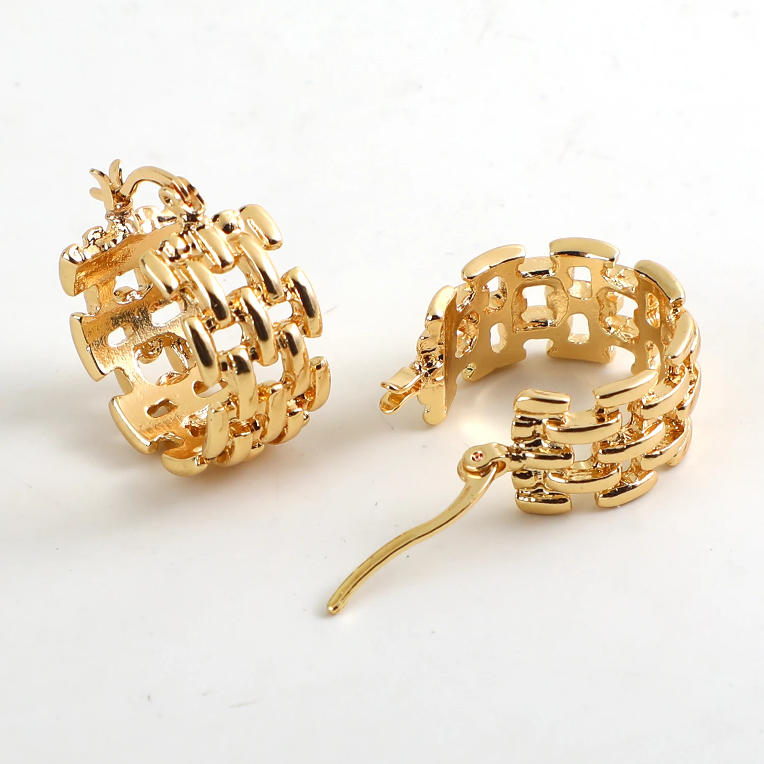 Fashion Weaving Design Huggies Earrings Gold Plated Cheap Stainless Steel Earrings Women Wholesale Bulk