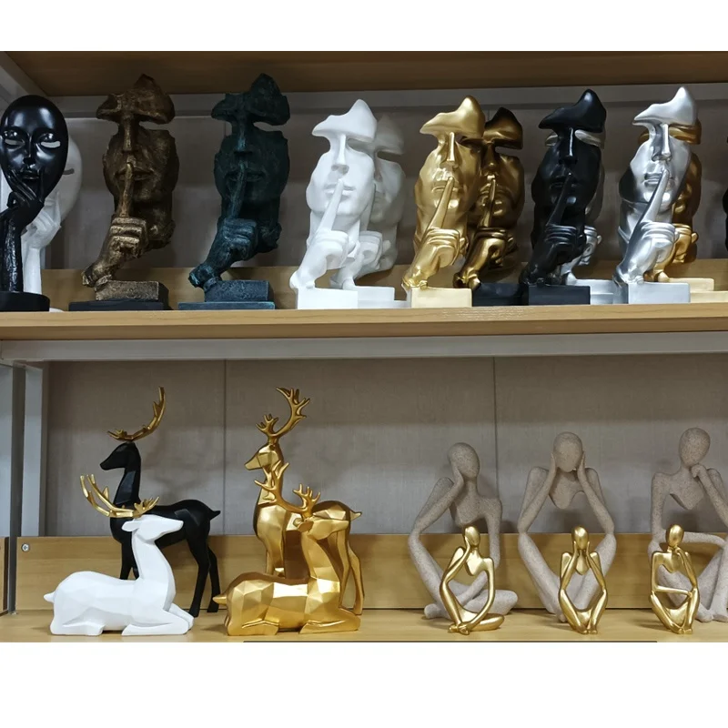 wholesale custom Resin Astronaut Hero Posture Statue Creative Figurine Sculpture Ashtray for Home Tabletop Ornament Decoration
