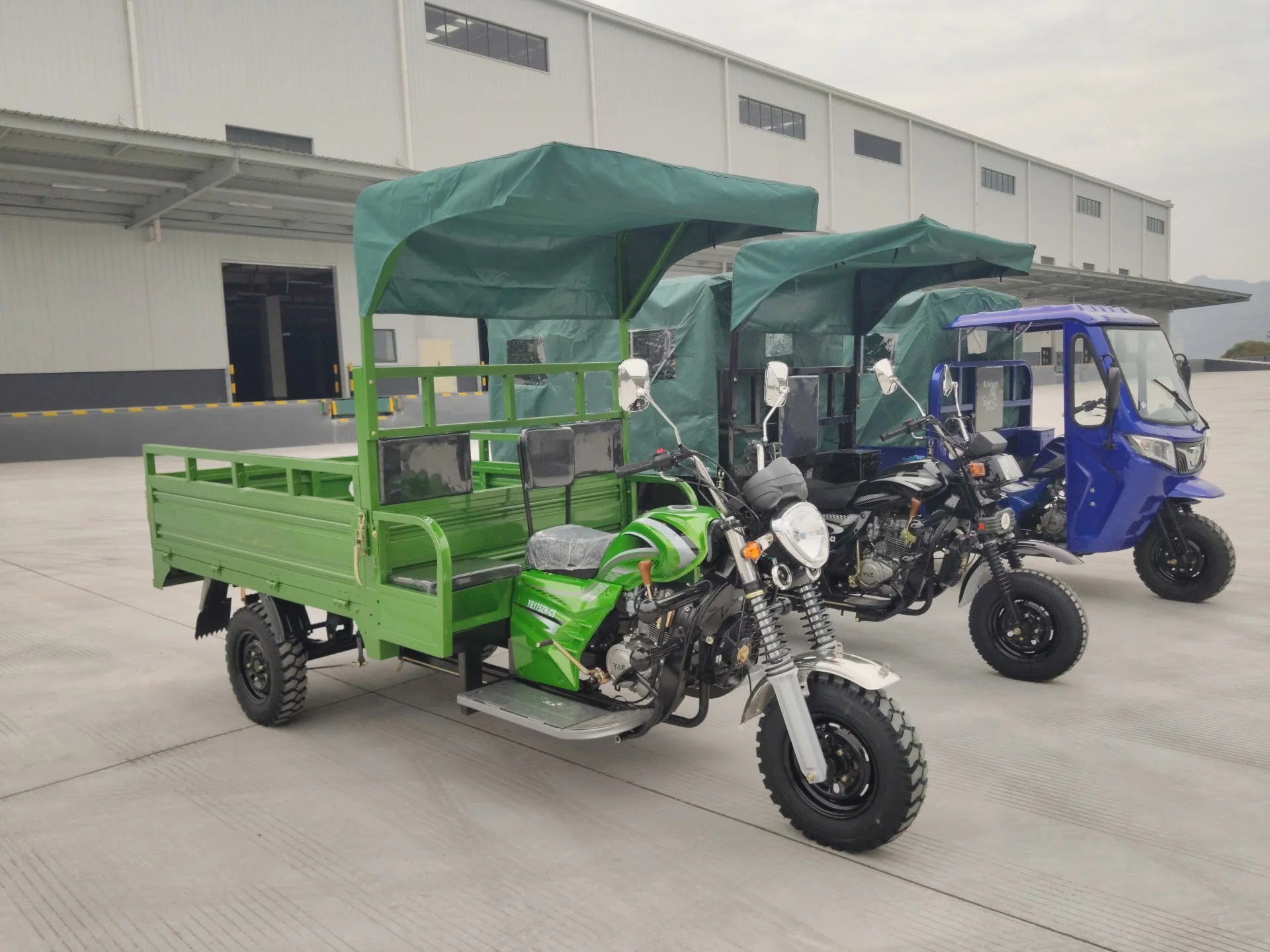 Hot 175ZH-C2 150cc 175cc 200cc 4X4 Cargo Tricycle Motorbike Freighter with Sunshade Roof Tarpaulin Tent Motors