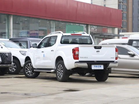 Wholesale in Stock NAVARA 2.5L Automatic Premium Edition 4WD Comfort Pickup Gasoline New Vehicle Cars for Exporting