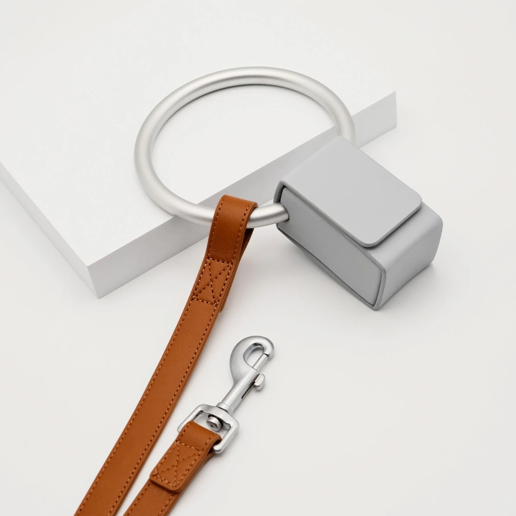 Изготовленный на заказ логотип и цвет роскошная кожаная алюминиевая ручка поводок для собак домашних животных с дозатором сумки-держателя