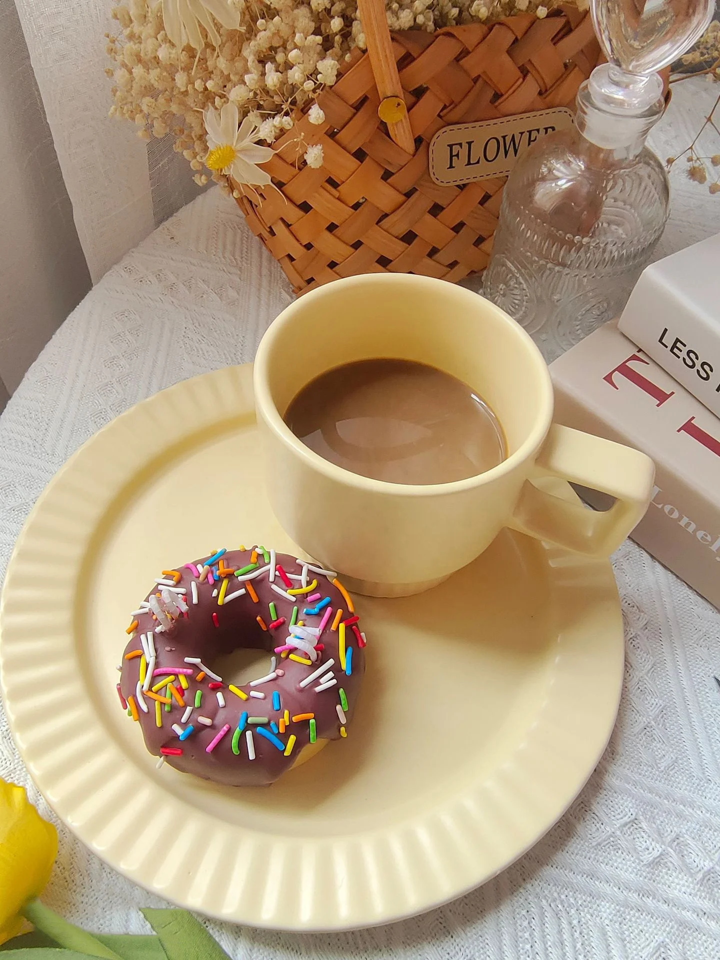 Wholesale Cute handmade donut dessert scented candles food aroma candles supplier desert candles