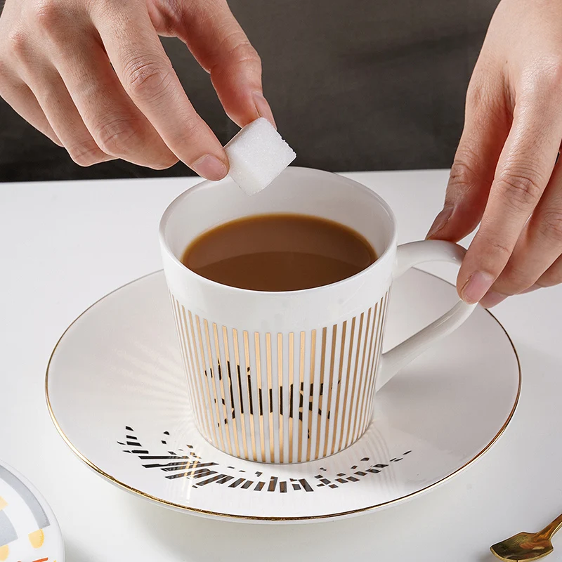 Tazas Творческий гальваническим зеркальным покрытием легкими роскошными кружка комплект подарочной коробке керамические кофейные чашки с золотая ручка