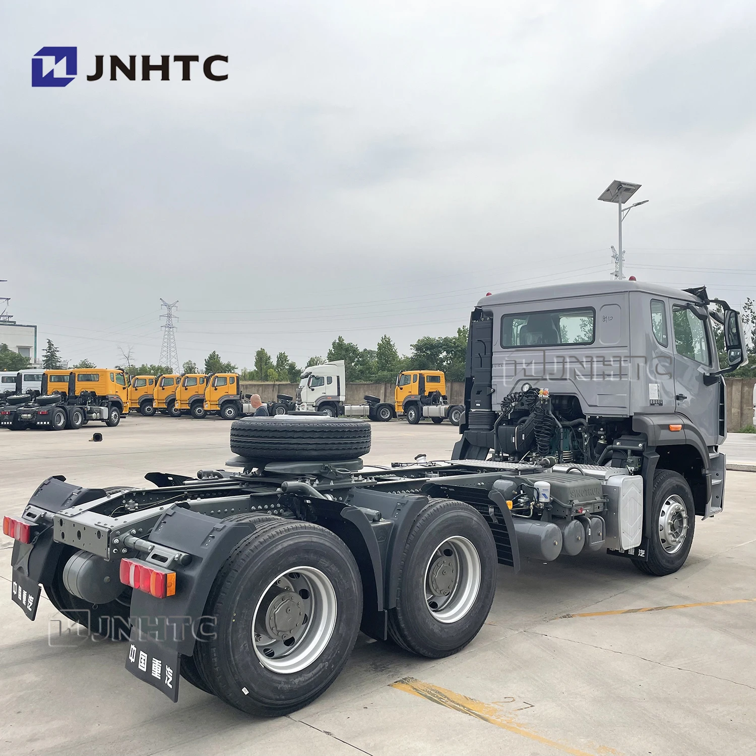 Sinotruk Tractor Trailer Truck With 371HP Engine And HW76 Cabin